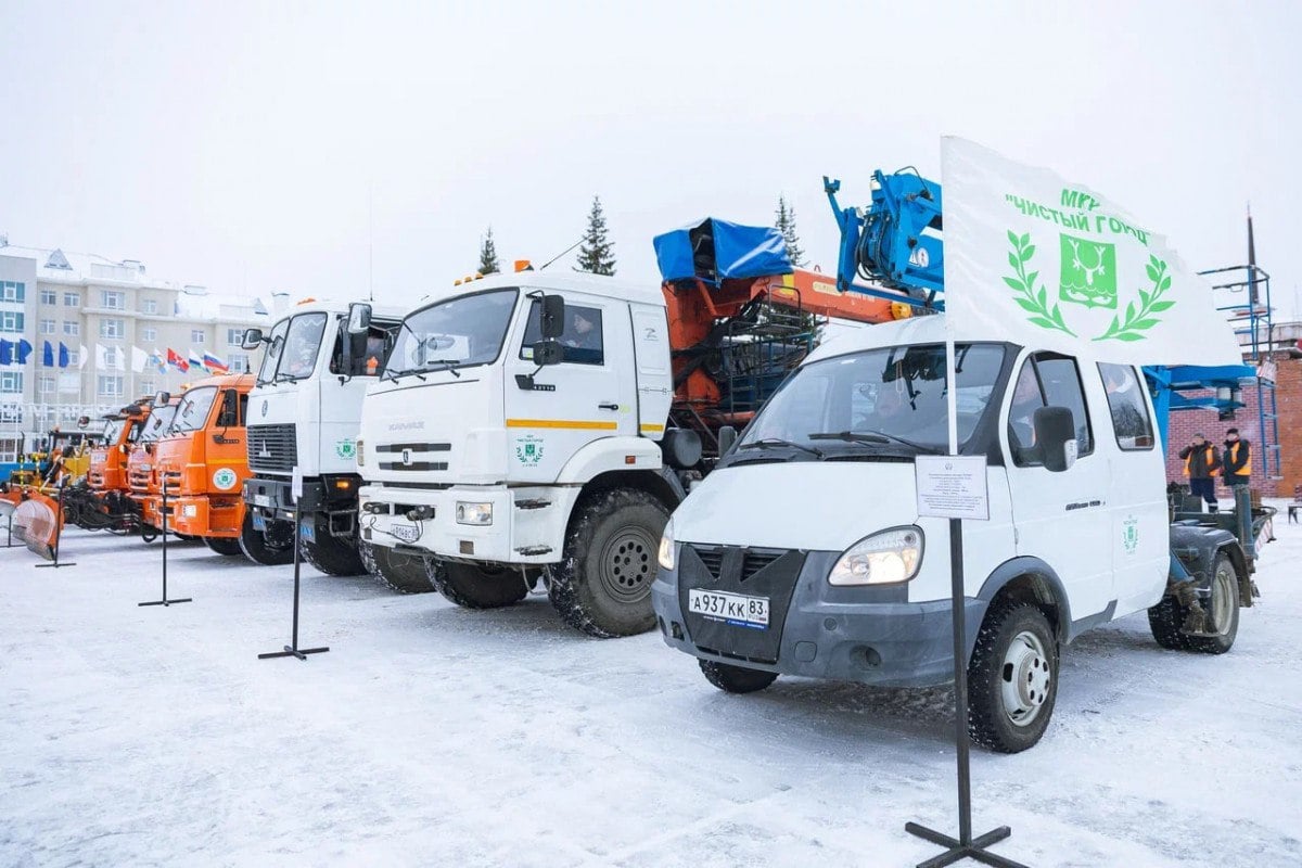 В Нарьян-Маре подготовили снегоуборочную технику к зиме. Губернатор НАО Юрий Бездудный посетил МКУ «Чистый город», осмотрел технику и обсудил с рабочими планы по поддержанию чистоты улиц.  Этой зимой «Чистый город» будет работать в усиленном режиме: на помощь сотрудникам выйдут 27 единиц техники, включая пять новых машин. В обычные дни работа идет в две смены, а при сильных снегопадах — в три.  #новости