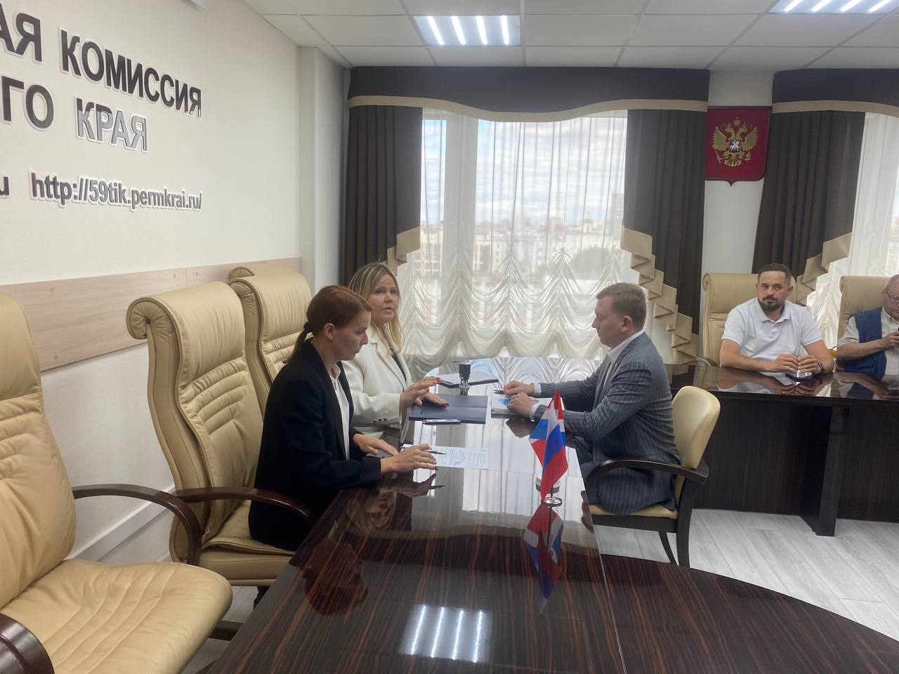 Три пермских депутата заручились поддержкой муниципалитетов на выборах губернатора. Вслед за главой Прикамья документы на регистрацию в избирком сдали Ксения Айтакова КПРФ , Олег Постников ЛДПР и Денис Шитов Новые люди . Кандидаты на этом этапе должны сдать 48-50 подписей муниципальных депутатов из не менее, чем 33 территорий всего из 43 . Все сдали по 50. У Шитова и Постникова — из 39 территорий, у Айтаковой — из 36-ти. Срок подачи документов заканчивается в 18:00 30 июля. Всего выдвинулись 11 кандидатов. Главный политический канал Урала