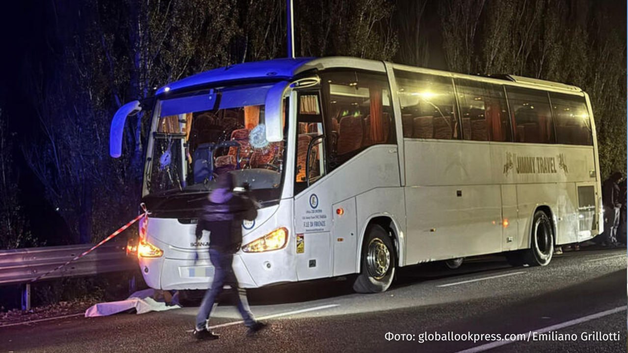 В Италии баскетбольные фанаты закидали камнями автобус с болельщиками соперников убив водителя Об этом сообщила газета La Repubblica Приблизительно 45 пассажиров ехали в автобусе направлявшемся обратно в Тоскану после победной воскресной игры баскетбольной команды Пистойя Фанаты команды потерпевшей поражение устроили засаду на дороге соединяющей города Риети и Терни В автобус полетели кирпичи и камни один из которых и попал в голову водителя 65 летний Раффаэль Марианелла умер на месте Полиция доставила в отделение 12 фанатов клуба Реал Себастиани Трех из них потом задержали в их отношении начато расследование по статье об умышленном убийстве РЕН ТВ в Telegram в MAX