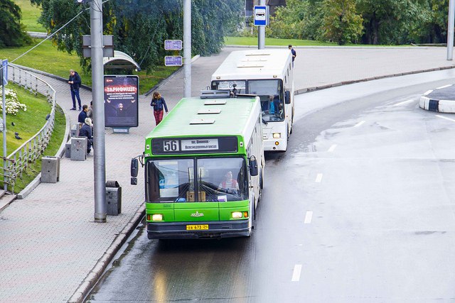 В Красноярске за 3 млрд рублей обновят общественный транспорт и разработают новую маршрутную сеть Куда направят средства Обновление парка 1 1 млрд рублей направят на закупку 155 новых автобусов на газомоторном топливе Новая маршрутная сеть в 2026 г будет готова полностью обновленная схема движения для всего транспорта учитывающая перспективы строительства метротрамвая Работы начнутся уже в ноябре этого года Инфраструктура средства заложены на ремонт помещений для нового транспорта зарплаты сотрудникам и усиление контроля за движением и расписанием Социальная ответственность программа предусматривает субсидии для перевозчиков на маршрутах с низким пассажиропотоком Сейчас в городе работает 826 единиц транспорта которые перевозят полмиллиона пассажиров в день