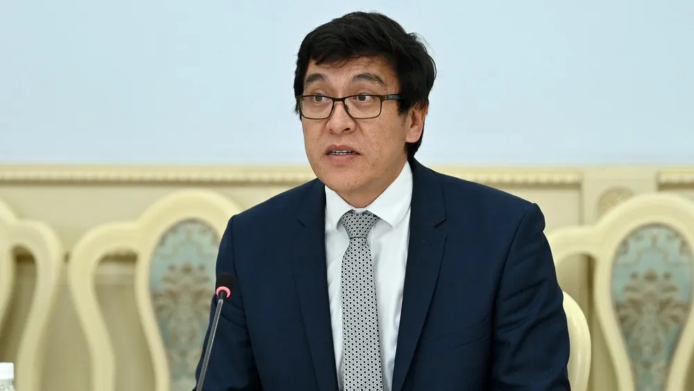 Эдиль Байсалов покидает пост замглавы кабмина По его словам он попросил руководство страны освободить его от занимаемой должности Официальное сообщение выйдет сегодня после обеда Я на этой должности проработал 4 5 года это долгий срок На этой должности надо работать с новой энергией словно новый мотор сказал он Ранее сообщалось что он может быть назначен послом Кыргызстана в США но официального подтверждения этой информации еще нет Подписывайтесь и делитесь http t me kaktus mediakg