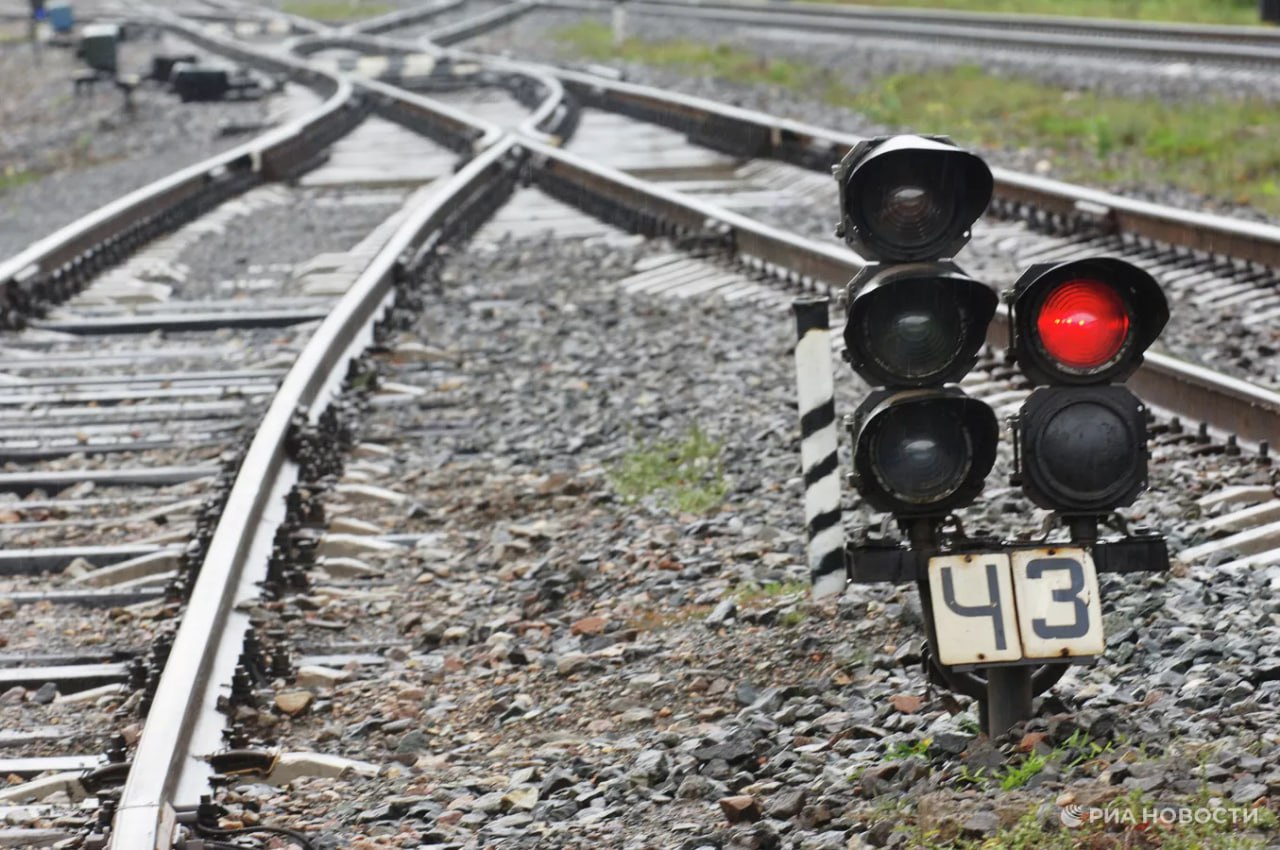 Минпромторг думает над выделением РЖД дополнительного финансирования на закупку локомотивов и электропоездов рассказал в интервью РИА Новости министр Антон Алиханов В 2025 году холдингу уже выделили 15 млрд рублей на закупку локомотивов и пассажирского подвижного состава Подписаться на РИА Новости экономика Все наши каналы