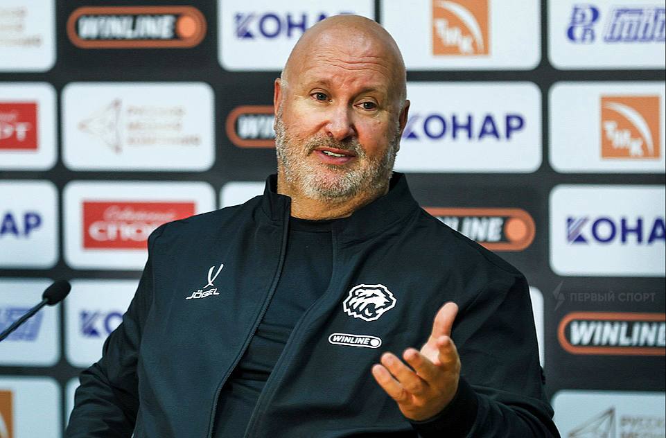 Бенуа Гру уволен с поста тренера Трактора канадский специалист оставил должность в челябинском клубе КХЛ из за семейных обстоятельств Бенуа Гру провёл в Тракторе 1 5 года при нём челябинцы в прошлом сезоне стали победителями Восточной конференции и впервые за 12 лет вышли в финал Кубка Гагарина Сейчас Трактор идёт на 6 м месте в таблице Востока и о главного тренера будет 31 летний канадец Рафаэль Пьер Рише Хоккейные Сливки Матч ТВ