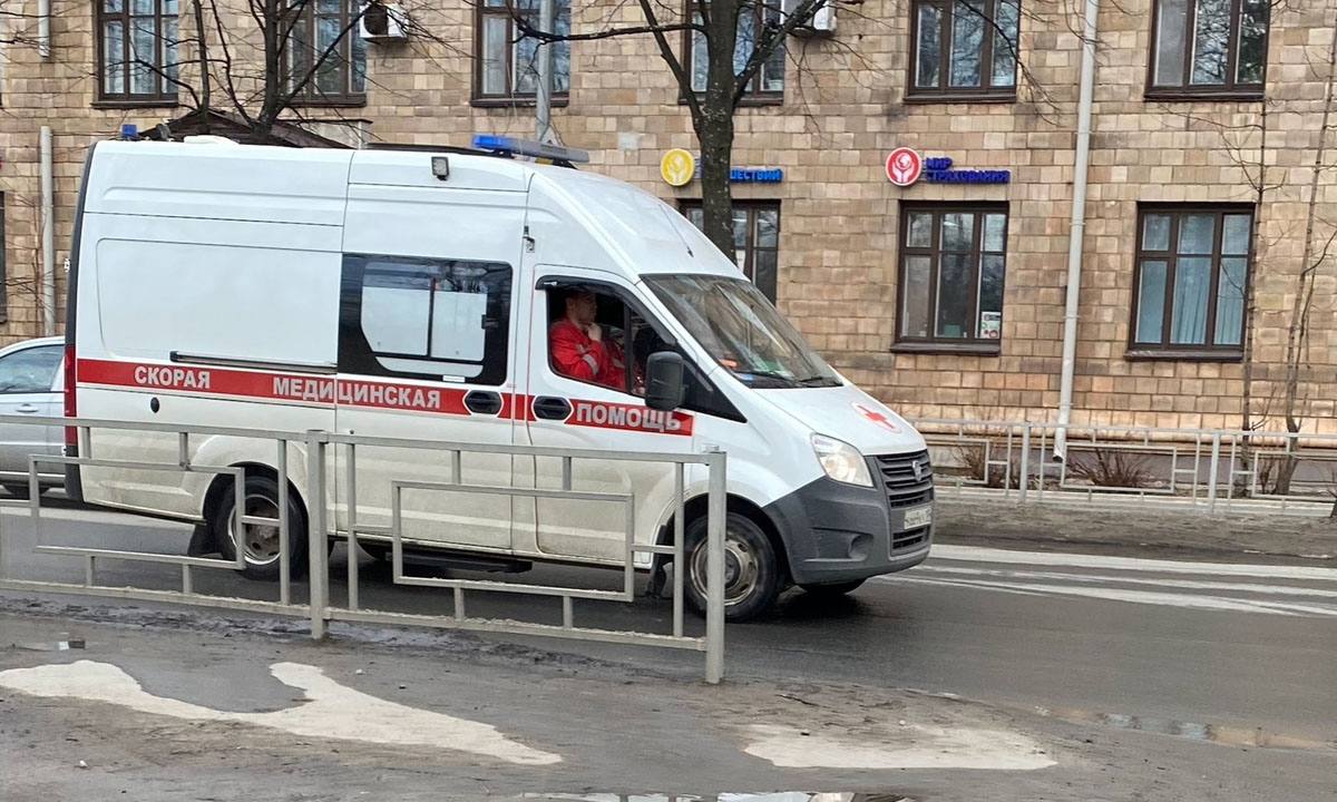 #Карелия #преступление ‼ В Питкяранте в баре застрелен 37-летний мужчина. Случилось все сегодня около часа ночи. Как пишут СМИ, он был убит выстрелом в грудь из огнестрельного оружия, скончался на месте, до приезда скорой. Стрелявший с места происшествия скрылся. За ним выехали бойцы СОБРа и ОМОНа. Официальной информации от правоохранителей пока нет.