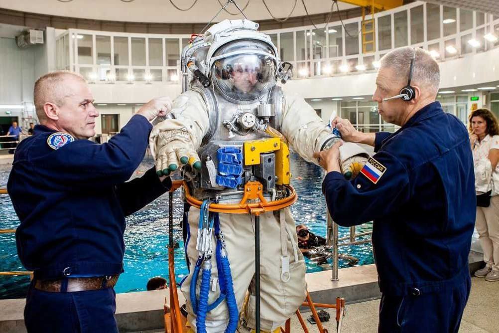 Уроженец Иркутска Сергей Микаев готовится к старту на МКС Сергей станет пятым космонавтом из Прибайкалья который будет работать на орбите Полет на борту МКС будет продолжаться 8 месяцев Сергей Микаев летчик первого класса гвардии подполковник Он говорил что решил стать военным летчиком потому что по этому пути шли многие будущие космонавты А космонавтом он хотел стать с детства Сергей родился в Иркутске в 1986 году после чего некоторое время жил в поселке Мама куда после окончания ИГУ поехал работать его отец геолог Когда семья вернулась в областной центр Микаевы жили в микрорайоне Юбилейном и мальчик учился в школе 4 рассказал профессор ИГУ астроном Сергей Язев Фото официальный Tг канал 18 Госкорпорации Роскосмос IrkutskMedia теперь в МАX