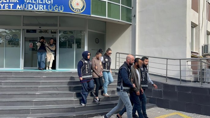 В аэропорту Каппадокии изъято более 61 кг контрабандного золота задержаны 5 граждан Узбекистана При досмотре в турецком аэропорту обнаружено 61 кг 121 г золота спрятанного внутри мясорубок и тестомесов Задержаны 6 человек из них 5 граждане Узбекистана Стоимость изъятого золота оценивается примерно в 132 миллиона лир   kun uz ru 80968622 Официальные страницы Kun uz Telegram Facebook Instagram Youtube