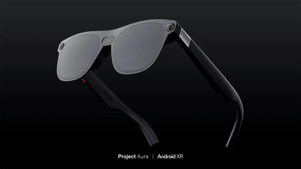 Xreal анонсировала Project Aura — очки на Android XR с прозрачным дисплеем Во время Google I/O компания Xreal представила Project Aura — новые очки с поддержкой Android XR. Это второе устройство на Android XR после гарнитуры Samsung, и первое с прозрачным дисплеем, в отличие от обычных VR-шлемов. Aura будет работать по проводу через внешнее устройство на базе чипа Qualcomm Snapdragon. Пока неизвестно, будет ли это отдельный гаджет вроде Xreal Beam Pro, или же очки смогут подключаться напрямую к поддерживаемым Android-смартфонам — например, как это уже реализовано для Xreal Air 2 Ultra на телефонах Samsung Galaxy. Дизайн Project Aura напоминает текущие очки Xreal One, но теперь у устройства есть три камеры: по одной на каждой дужке скорее всего, для отслеживания положения в пространстве и жестов и одна по центру, направленная вперёд вероятно, для фото, видео и взаимодействия с ИИ Gemini от Google . Подробности о Project Aura обещают раскрыть на выставке Augmented World Expo в июне.
