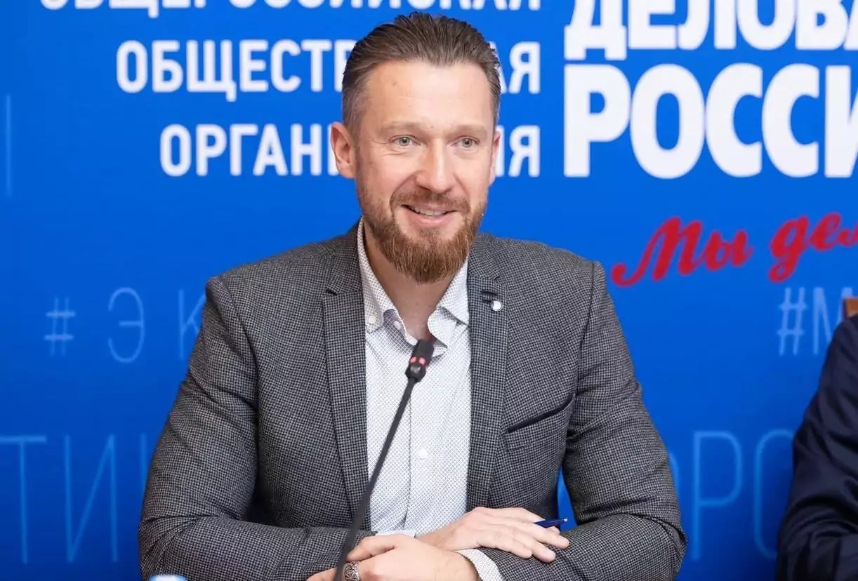 «Деловая Россия» продолжит увеличивать в регионах зону покрытия системы «Заступник» для коллективной помощи детям, оказавшимся в экстренной ситуации. Об этом сообщил президент бизнес-организации Павел Титов. Год назад «Деловая Россия» стала стратегическим партнером проекта, а Павел Титов вошел в число его амбассадоров. «Бесплатное мобильное приложение работает во всех регионах России и позволяет детям в экстренной ситуации нажатием одной кнопки подать сигнал бедствия и получить незамедлительную помощь родителей, волонтеров, экстренных служб. Расширение числа участников проекта способно снизить число преступлений, совершаемых в отношении детей и подростков, и сделать улицы наших городов более безопасными», – подчеркнул социальную значимость проекта Павел Титов. В регионах с высокой вовлеченностью время реагирования на сигналы бедствия составляет всего две-три минуты. Благодаря проекту уже удалось снизить количество преступлений против детей на 35–50%, а также спасти 10 тыс. ребят. Всего приложением пользуются 350 тыс. человек.