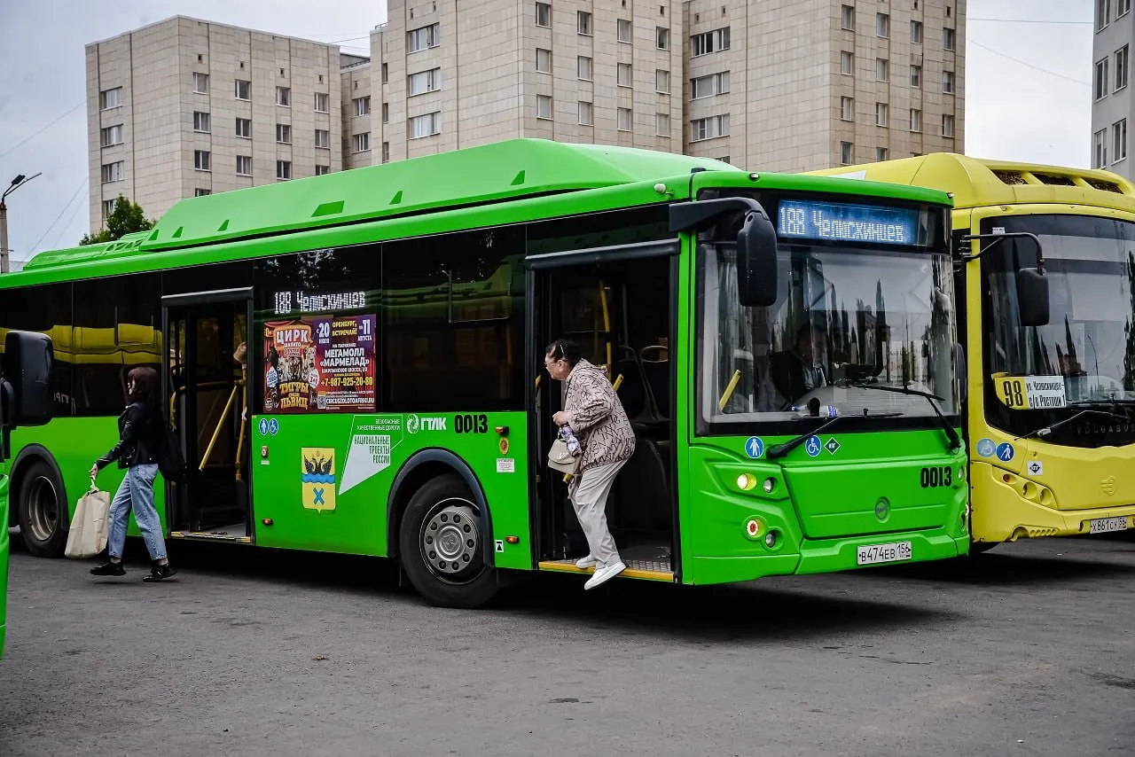 Оренбуржье получит новые автобусы и троллейбусы До конца 2026 года в регион планируют поставить 20 автобусов и 5 троллейбусов Об этом договорились губернатор Евгений Солнцев и министр транспорта России Андрей Никитин на рабочей встрече в Москве Подписание соглашения с Минтрансом РФ ожидается в мае Обновление транспорта продолжится и в последующие годы В 2026 2028 годах из федерального бюджета направят около 1 млрд рублей что позволит закупить до 130 единиц новой техники Фото Денис Матюхин АО РИА Оренбуржье Читайте нас там где вам удобно На нашем сайте Подписывайтесь в Дзене В Максе В Одноклассниках В ВКонтакте