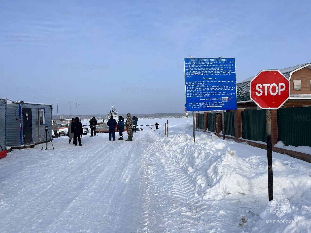 В Новосибирской области открыта вторая ледовая переправа  Специальная комиссия приняла к эксплуатации вторую в Новосибирской области ледовую переправу. Безопасность людей на переправе «Спирино-Чингис» контролируют дежурные спасатели. Переправа функционирует с 09:00 до 18:00.  Переправа в цифрах:  1 800 метров в одну сторону;  2 полосы движения;  толщина льда 40-60 сантиметров, что позволяет пропускать автомобильную технику массой до 10 тонн.   Переправа на 250 километров сократит путь до районного центра жителям шести населенных пунктов.  Первая переправа «Ордынское-Нижнекаменка» в Ордынском районе была открыта 29 декабря 2024 года.    Напоминаем, что проезд на автомобильной технике по водоемам вне ледовых переправ опасен для жизни и запрещен законом.