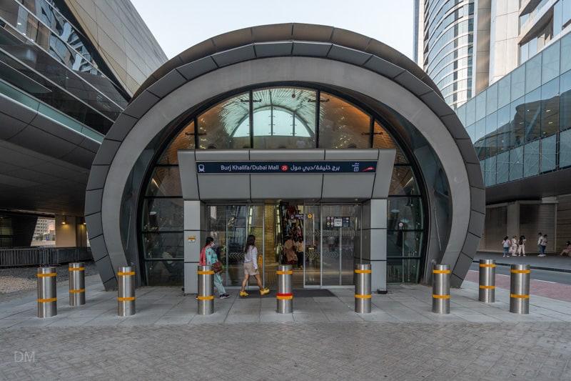 Станцию метро Burj Khalifa Dubai Mall расширят Управление дорог и транспорта Дубая RTA подписало соглашение с Emaar Properties о начале масштабного обновления одной из самых загруженных станций метро города Пропускная способность станции вырастет на 65 с 7 250 до 12 320 человек в час а суточный поток пассажиров достигнет 220 тысяч Площадь увеличится с 6 700 до 8 500 квадратных метров Вестибюли и платформы станут больше появятся новые эскалаторы и лифты Входы и выходы разделят количество турникетов вырастет а переходы станут удобнее если рады обновлению если все равно не ездите на метро