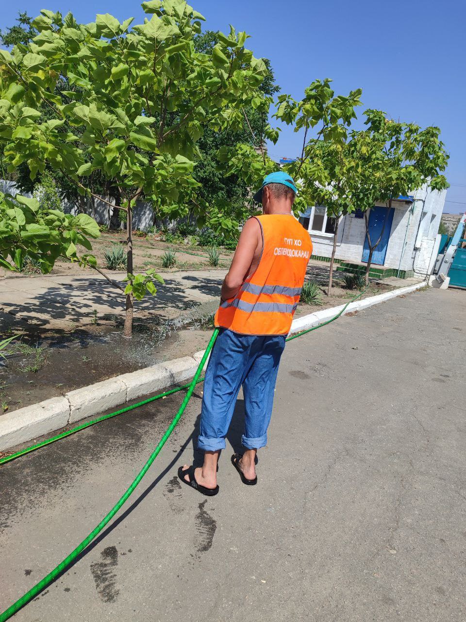 Сотрудники Новокаховского ТПУ продолжают работы по обслуживанию водопроводной инфраструктуры округа  В городе Новая Каховка специалистами Новокаховского ТПУ проведены плановые работы по замене одного километра изношенного магистрального трубопровода. Этот комплекс мероприятий включал в себя: раскопку траншеи, монтаж нового участка водопровода и проведение сварочных работ для обеспечения герметичности и прочности всех соединений нового участка.  В рамках аварийных работ в Новой Каховке бригада устранила порыв водоснабжения в распределительном колодце. На время проведения работ был организован подвоз воды для населения. В ходе работ была выполнена замена узла в колодце и изношенного участка трубопровода, а также проведены сварочно-слесарные работы.   Помимо работ на сетях, сотрудники предприятия также регулярно проводят мероприятия по поддержанию порядка и благоустройству на территории базы водоканала. Это включает в себя уборку территории, уход за зелеными насаждениями и обеспечение надлежащего состояния производственных объектов.    Если у вас возникла ситуация, требующая вмешательства аварийной службы, обратитесь в центральную аварийно-диспетчерскую службу ГУП ХО «ОБЛВОДОКАНАЛ» по телефону: +7 990 081-68-68  #НовокаховскийТПУ       Одноклассники
