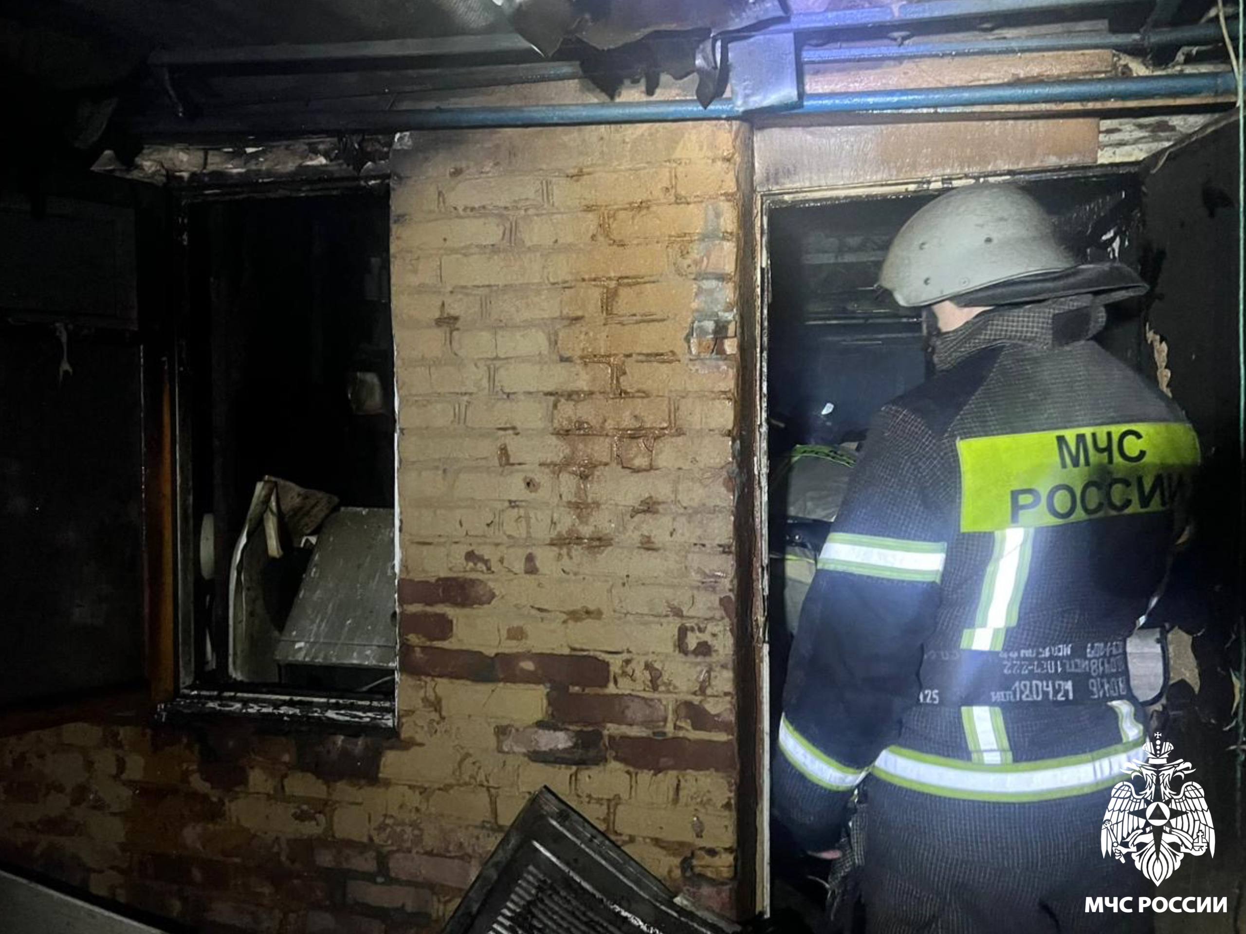 Непотушенная сигарета стоила жизни Во Владикавказе в ходе тушения пожара в частном доме на улице Колка Кесаева огнеборцами МЧС России было обнаружено тело мужчины Эксперты испытательной пожарной лаборатории установили что причиной пожара стало тлеющее табачное изделие Площадь пожара оценивается в 35 квадратных метров К тушению от МЧС России привлекались 18 специалистов и 5 единиц техники МЧС России напоминает не оставляй тлеющую сигарету без присмотра не кури в состоянии алкогольного опьянения место для курения оборудуй пепельницей перед уходом убедись что потушил сигарету не бросай окурки с балкона установи пожарный извещатель и приобрети огнетушитель Безопасность начинается с тебя mchs rso a Подписывайся на МЧС России в MAX ВК