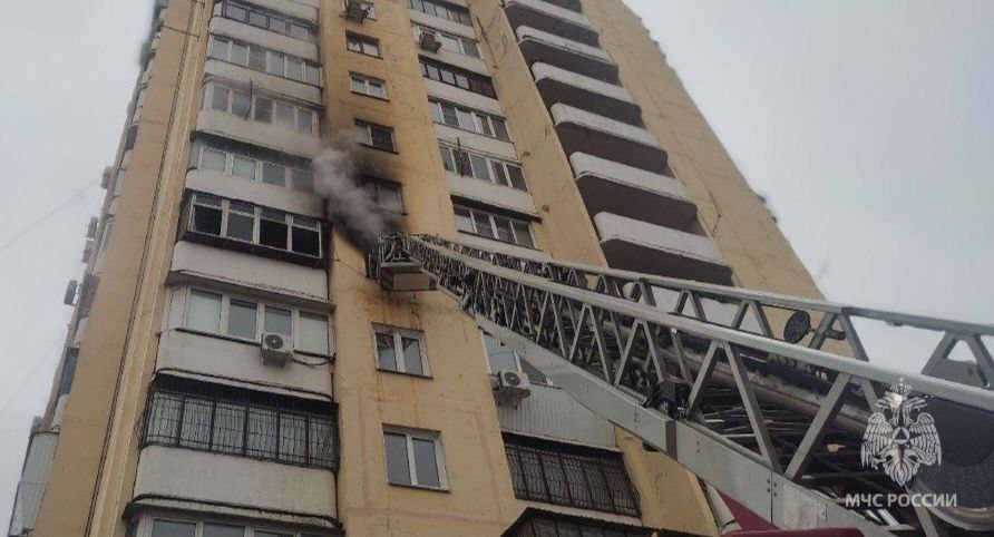 В Челябинске пожарные спасли из горящей квартиры двух человек В Челябинске днем 8 ноября разгорелся пожар в одной из многоэтажек на Северо Западе Сотрудники МЧС вызволили из горящей квартиры мужчину и женщину Еще 15 жильцов включая троих детей самостоятельно покинули подъезд В квартире на шестом этаже дома по улице Чичерина вспыхнули вещи По автолестнице спасатели эвакуировали из окна горящего жилья мужчину Еще одну заложницу огня пожарные обнаружили в квартире женщина была без сознания Оба пострадавших переданы работникам скорой помощи уточнили в МЧС Открытое горение ликвидировано на площади 15 квадратных метров Из за чего вспыхнуло пламя предстоит выяснить специалистам отделения дознания Подписаться на vecherchel   Голосовать за канал