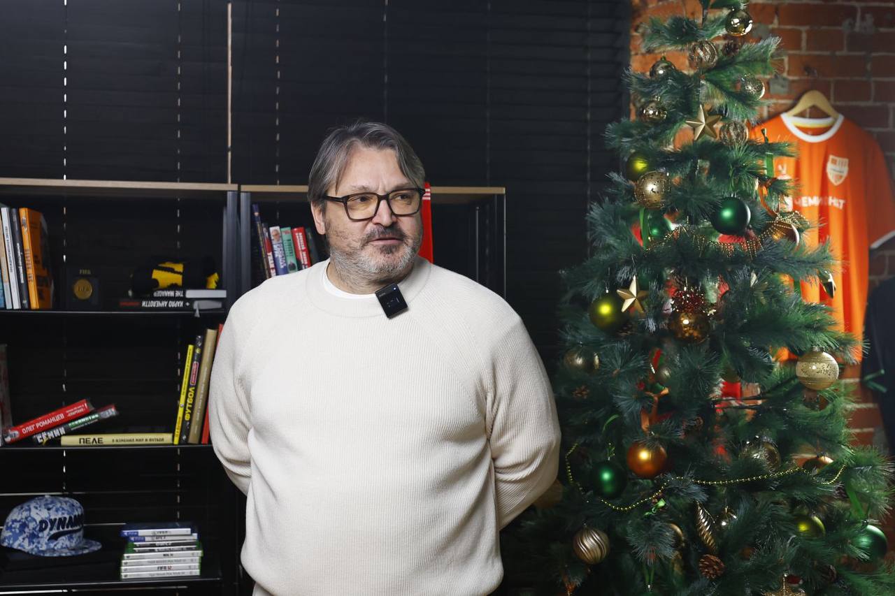 Вадим Евсеев станет новым тренером Динамо Махачкала Вадим Евсеев возглавит махачкалинское Динамо Об этом Чемпионату сообщил источник знакомый с ситуацией Стороны согласовывают последние детали контракта В данный момент 49 летний специалист возглавляет новороссийский Черноморец Ранее в СМИ появлялась информация что новороссийский клуб получит компенсацию в размере зарплаты Евсеева за оставшиеся полгода договора что составляет около 3 млн рублей Евсеев возглавил Черноморец 5 сентября 2025 года подписав контракт до конца сезона Под его руководством команда из Новороссийска провела 15 матчей в Первой лиге и Кубке России одержала 7 побед трижды сыграла вничью и потерпела 5 поражений Подписаться на каналы Новости Подработка Помощь Мы в MAX Вещи даром