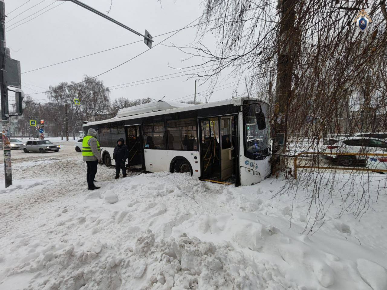 В Тольятти возбуждено уголовное дело из-за аварии с автобусом  Она случилась в понедельник, 16 декабря. Пострадали пять человек, в том числе 8-летняя девочка.  Организована доследственная проверка. Возбуждено уголовное дело по ст. 238 УК РФ  оказание услуг, не отвечающих требованиям безопасности жизни и здоровья потребителей .   : СУ СК России по Самарской области    SOVAINFO   Прислать новость Больше новостей - на sovainfo.ru