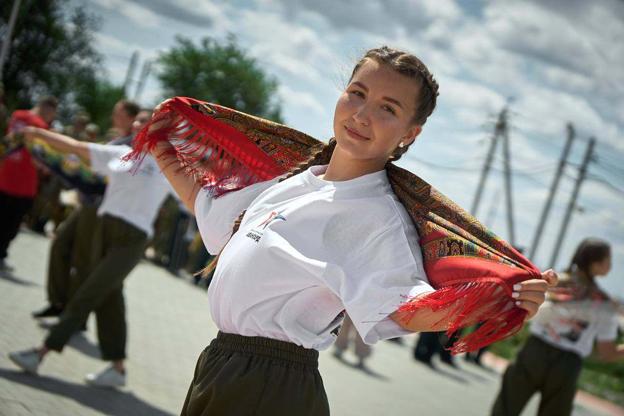 Подростки из Запорожской области стали участниками третьей смены «Время юных героев» от Центра «ВОИН» в Волгограде  В Волгограде стартовала третья межрегиональная смена «Время юных героев» от Центра «ВОИН» для 850 подростков 14-17 лет из ДНР, ЛНР, Белгородской, Волгоградской, Запорожской и Херсонской областей, а также из Абхазии. Среди участников – около ста ребят из Запорожской области.  Под руководством лучших инструкторов Центра «ВОИН» курсанты проходят огневую, тактическую и инженерную подготовку, изучают организацию связи и применение беспилотных систем, первую помощь и тактическую медицину, основы национальной безопасности России. Работа с молодым поколением, которая ведется по поручению Президента России Владимира Владимировича Путина, дает максимальному числу подростков страны возможность не только получить навыки защиты Родины, но и найти себя в различных направлениях.  Всего за лето будет организовано четыре межрегиональные смены, в них примут участие 3400 подростков. В 2024 году в них участвовали 2600 ребят.