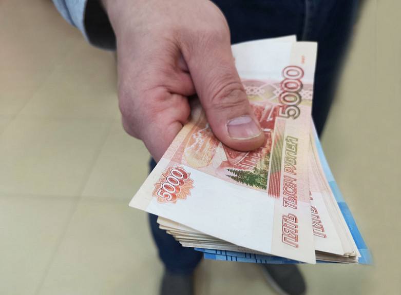 Деньги энергетики воруют не только у населения но у самих себя Как сообщает пресс служба СУ СКР по Иркутской области в период с декабря 2024 го по май 2025 года начальник ангарского филиала Иркутскэнергосбыта пользуясь своим служебным положением простила долг одной из управляющих компаний По данным источника ИрСити речь идет о компании Центр Ангарск Сотрудница Иркутскэнергосбыта внесла изменения в расчеты после чего долг управляющей компании за электроэнергию потребленную на общедомовые нужды аннулировали За это глава ангарского филиала получила 200 тысяч рублей Деньги ей передали прямо в кабинете Как уточнили в пресс службе Иркутскэнергосбыта еще один случай коммерческого подкупа зафиксирован в Иркутске По телефону доверия компании сообщили что сотрудники требуют деньги за подключение к теплосетям Во время проверки проведенной вместе с правоохранителями эта информация подтвердилась Факт передачи денег за ввод теплового узла зафиксировали По данным пресс службы ГУ МВД по Иркутской области мастер участка теплосетей получил 60 тысяч рублей а инженер инспектор 200 тысяч рублей Это было лишь частью суммы В целом же сотрудникам Иркутскэнергосбыта обещали 600 тысяч рублей за подключение коммерческого офиса к теплосетям Заведены уголовные дела ведётся следствие Номер один