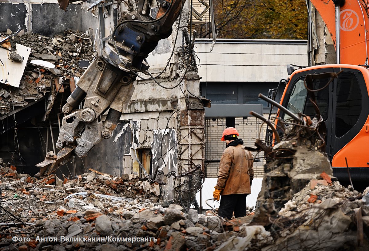 С начала 2025 года московские власти выплатили в виде компенсаций владельцам изъятых земель под будущие проекты комплексного развития территории КРТ и в рамках программы реновации жилья 2 6 млрд руб Это почти в пять раз больше год к году подсчитали в сервисе Rusprofile Всего за текущий год в столице было изъято 110 1 тыс кв м недвижимости против 2 9 тыс кв м годом ранее уточняют аналитики Сейчас в столице активно реорганизуются промзоны а место хрущевок занимают современные дома для чего властям и потребовался большой объем свободных земель отмечают эксперты По данным градостроительного комплекса Москвы на этих площадках сейчас строится более 30 млн кв м недвижимости Ъузнал