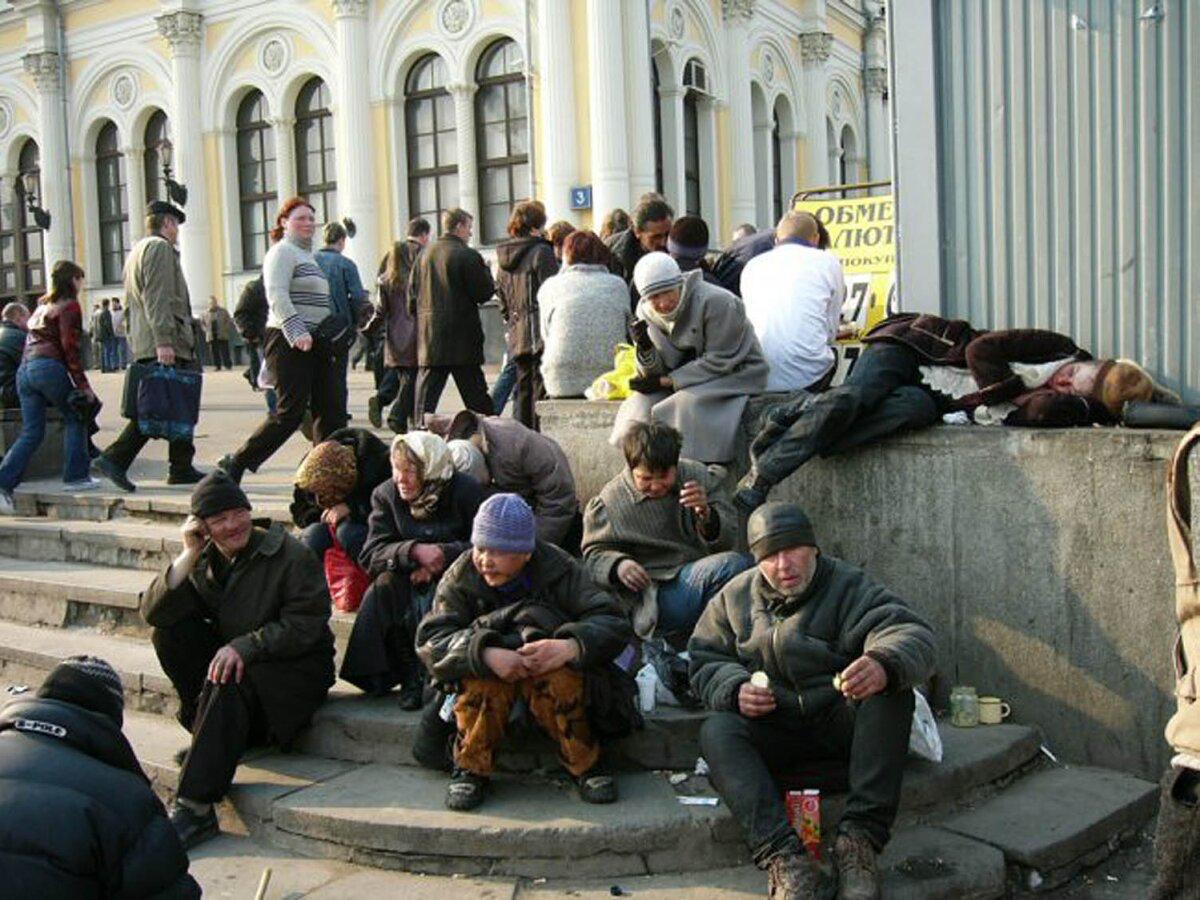 ТЦК всё чаще доставляют в учебные центры Украины бездомных признали в ВСУ Также мобилизуют людей с инвалидностью и открытыми формами туберкулёза сообщил замкомандира 3 го армейского корпуса Дмитрий Кухарчук Он считает это тревожным сигналом Новости Дня