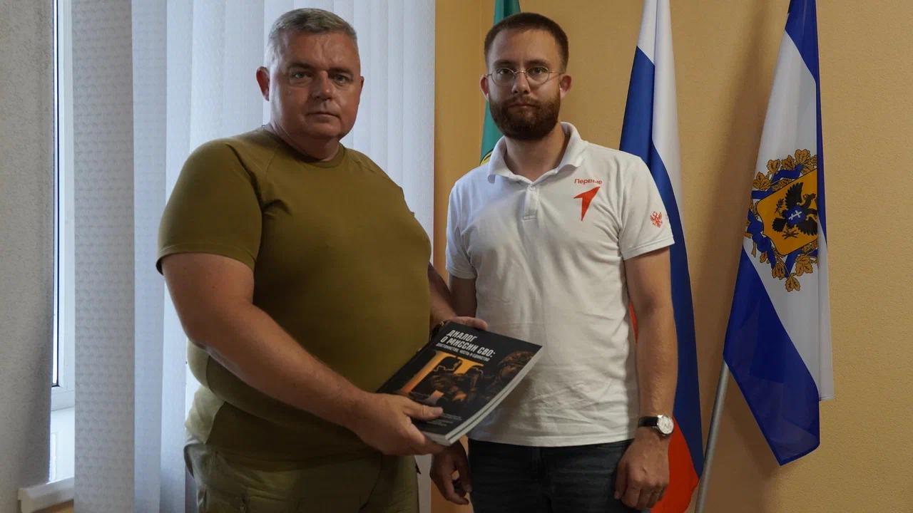 Движение Первых активизирует работу с молодежью в прифронтовых округах Херсонской области  По поручению замгубернатора Херсонской области Павла Шувалкина активисты провели встречи со школьниками, в рамках которых рассказали о проектах Движения Первых. Кроме того, состоялись встречи с главами округов и их замами.  "Создание координационных советов при главах муниципальных округов — это важный шаг, который позволит еще теснее работать с молодежью и эффективнее реализовывать проекты на местах", — сообщил "Таврии" председатель Движения Первых Херсонской области Алексей Лаврентьев.    ПОДПИСАТЬСЯ НА ТАВРИЮ
