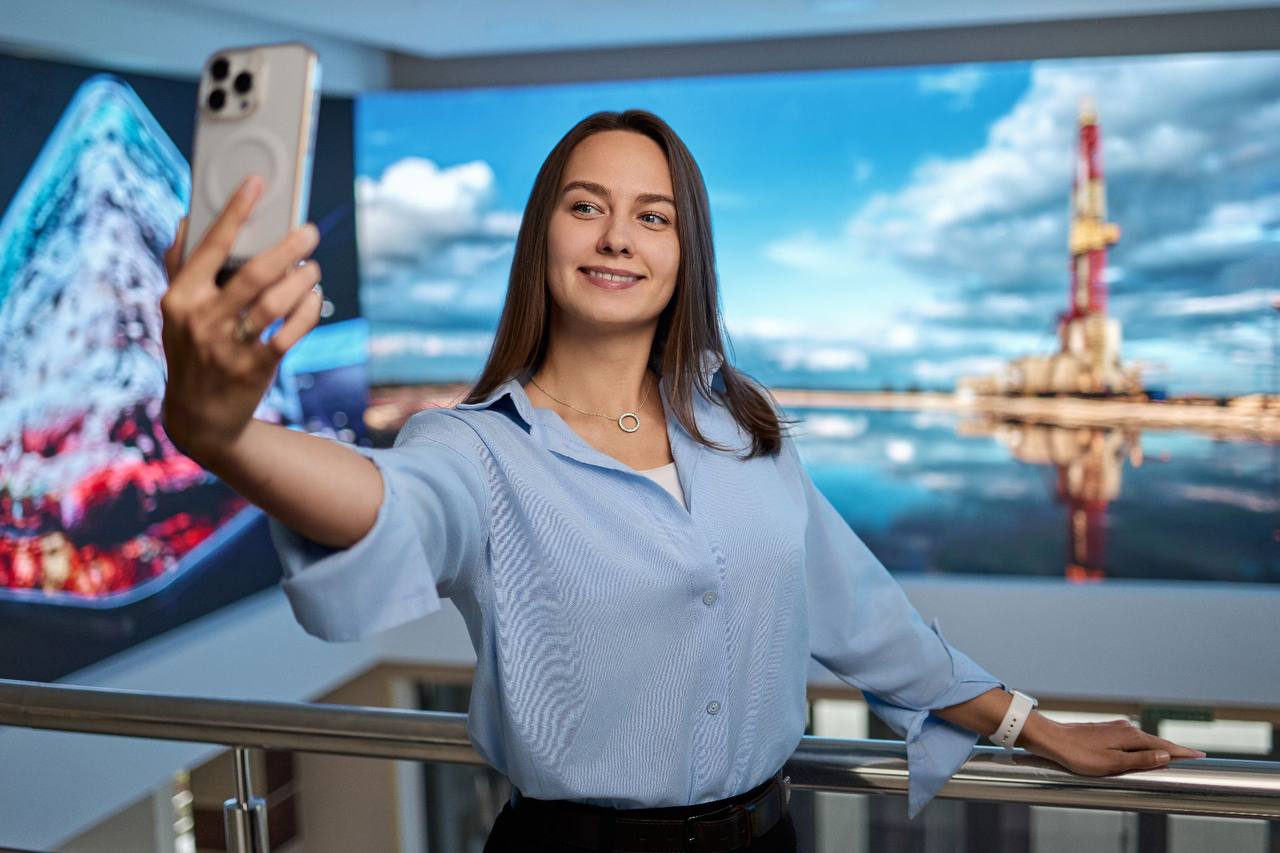 Молодые специалисты выбирают карьерный старт в Газпром нефти Компания подтвердила статус одного из лидеров промышленного сектора в привлечении молодых талантов Согласно мнению студентов и выпускников ведущих вузов она является одним из наиболее привлекательных российских работодателей для начала профессионального пути по данным рейтинга Best Company Award основанного на опросе более девяти тысяч человек из 47 вузов России Для респондентов важны конкурентная оплата труда участие в масштабных проектах дающих практический опыт а также надежность работодателя