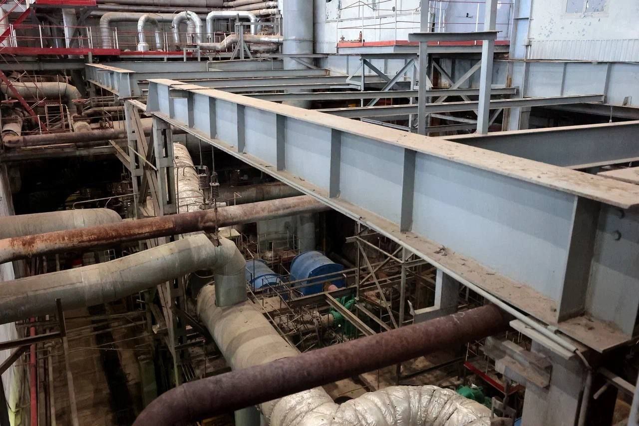 Перерасчет за отопление после аварии на ТЭЦ 2 сделали только за 15 18 декабря но по факту часть жителей Ростова осталась без стабильной подачи ресурса на две недели сообщил губернатор региона Юрий Слюсарь Теперь поставщик должен сделать дополнительный перерасчет за весь период некачественного предоставления услуги отметил глава области Для этого УК необходимо предоставить акты подтверждающие низкую температуру в квартирах ниже 18 C в угловых ниже 20 C в период с 15 по 30 декабря Напомним 15 декабря на ТЭЦ 2 произошла авария из за которой на разные периоды более 1400 многоэтажек и соцобъектов Ростова остались без теплоснабжения и горячей воды Фото Telegram канал Юрия Слюсаря Вести Дон Telegram MAX