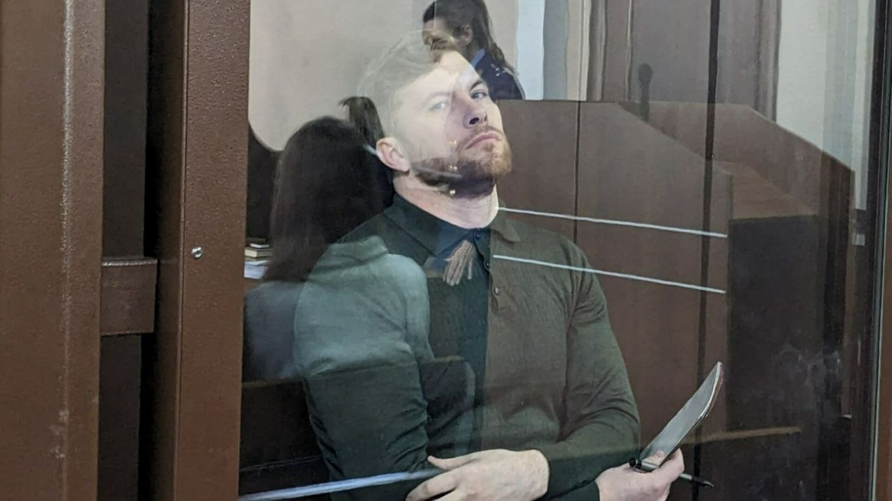 Центральный районный суд продлил срок заключения в СИЗО до 18 июля бывшему замглавы Барнаула Антону Шеломенцеву, которого подозревают в получении трёх взяток. Об этом сообщил корреспондент amic.ru из зала суда. Предыдущая мера пресечения Шеломенцеву действовала до 18 мая 2025 года. Суд ещё не закончил рассматривать дело экс-чиновника, поэтому было необходимо определить, где будет дожидаться приговора бывший вице-мэр. Защита экс-чиновника попросила отпустить Шеломенцева из-под стражи, так как он не представляет опасности для людей и не может повлиять на ход суда. Прокуратура потребовала оставить бывшего замглавы города в СИЗО: по мнению правоохранителей, на свободе Шеломенцев может скрыться от суда. Сам же подозреваемый сказал, что скрываться не собирается. Адвокат Шеломенцева также подтвердил его слова и заявил, что тот не будет давить на свидетелей. В итоге суд принял сторону гособвинения, и Шеломенцев услышит решение по своему делу, находясь под арестом.