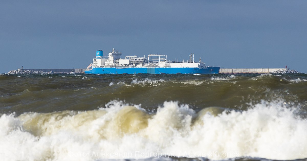 В районе калининградского терминала СПГ с 1 февраля запретят плавание всех типов судов В районе калининградского терминала СПГ расположенного в 5 км от берега напротив пос Куликово и Сокольники с 1 февраля запретят плавание всех типов судов Запрет будет распространяться на гидроциклы маломерные парусные спортивные пассажирские прогулочные грузовые суда вспомогательного флота бункеровщики и буксиры Исключения сделают для кораблей судов и катеров ВМФ и ФСБ РФ а также газовозов осуществляющих движение к терминалу по приёму хранению и регазификации сжиженного природного газа а также судов обеспечивающих эксплуатацию терминала