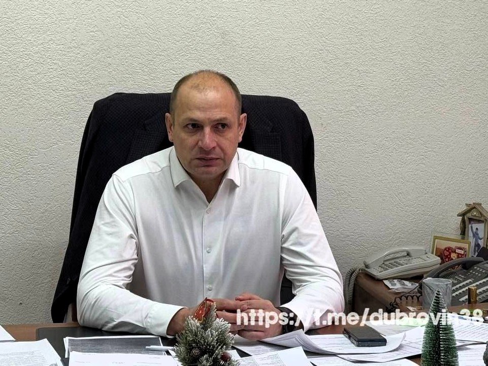 Мэр Братска Александр Дубровин отменил собственное решение о сокращении трудового дня для чиновников городской администрации ради экономии бюджета. В мэрии иркутского города Братска с осени планировали ввести сокращенный рабочий день по пятницам, уменьшив количество рабочих часов для чиновников. Таким образом планировали провести оптимизацию расходов городского бюджета с целью его экономии. Александр Дубровин назвал меру «вынужденной и временной», пояснив, что это был способ стабилизировать городской бюджет в условиях дефицита, который возник из-за высокой закредитованности казны. Понимаю, как тяжело такая перспектива далась нашим сотрудникам, особенно рядовым специалистам. Поэтому, как только появилась возможность, я эту меру снял, — сообщил мэр. « »