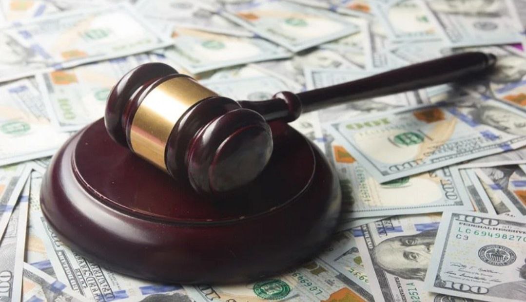 Shell намерена приостановить инвестиции в проекты в Казахстане Транснациональная корпорация Shell решила приостановить инвестиции в нефтегазовые проекты в Казахстане из за судебных исков со стороны казахстанских властей Об этом заявил гендиректор компании Ваэль Саван передает Bloomberg По его словам правительство Казахстана требует многомиллиардные компенсации от западных нефтяных компаний в рамках судебных разбирательств как в казахстанских судах так и в международном арбитраже Глава компании сообщил о том что Shell не будет вкладывать деньги в казахстанские проекты до тех пор пока не получит более четкое представление о том к чему это приведет ℹ В конце января 2026 года Стокгольмский арбитраж вынес промежуточное решение по иску правительства Казахстана против консорциума Карачаганак Петролеум Оперейтинг в который входят компании Shell Eni Chevron Лукойл и Казмунайгаз Суд постановил что участники проекта по разработке нефтегазового месторождения Карачаганак должны уплатить в бюджет Казахстана от 2 млрд до 4 млрд точную сумму пока не определили в качестве компенсации за недополученную государством прибыль от продажи карачаганакской нефти в период с 2010 по 2019 год Читайте также Лукойл не включил доли в проектах в Казахстане в соглашение с Carlyle о продаже зарубежных активов Logistan info Логистика Экономика