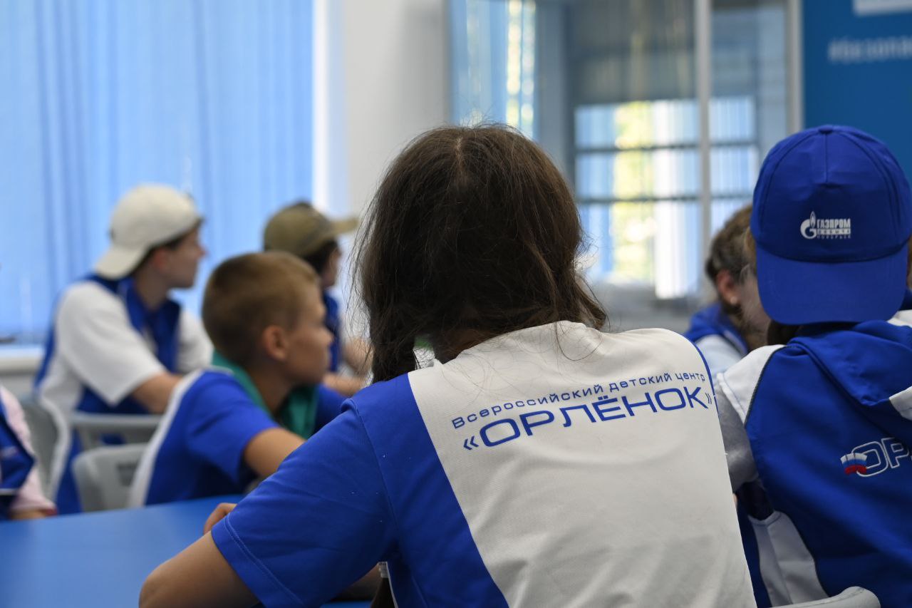 В минувшие выходные во Всероссийском детском центре «Орлёнок» прошла серия увлекательных мероприятий для участников 7-й смены. Проект организовали Управление по работе с персоналом, Служба по связям с общественностью и СМИ, а также Музей магистрального транспорта газа. Участниками стали 200 детей сотрудников «Газпром трансгаз Москва» и 22 ребёнка из «Газпром добыча Ноябрьск». В течение двух дней в «Газпром-классе» прошли 18 интерактивных лекций и интеллектуальных игр, посвящённых теме магистрального транспорта газа. Ребята не только узнали много нового, но и погрузились в мир энергетики через увлекательные форматы. «Всё очень понравилось, особенно документальный фильм про уникальную операцию "Железный поток"». «Занятие было интересным, особенно квиз. Хотелось бы больше динамики — чтобы можно было и подвигаться!» - поделились своими впечатлениями участники. Напомним, это уже второе подобное мероприятие, которое проводит «Газпром трансгаз Москва», третье запланировано на август. #Орленок #ГТМ #МузейМТГ
