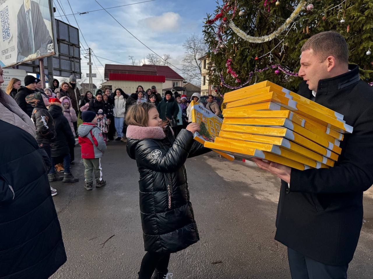 Детям Голопристанского округа вручили сладкие подарки   В преддверии Нового года по поручению губернатора Херсонской области Владимира Васильевича Сальдо и от себя лично советник губернатора Виталий Валерьевич Асауленко совместно с представителями Голопристанской администрации вручили ребятам сладкие подарки.   Данное событие позволило создать яркую предпраздничную атмосферу и самое главное – подарить детям частичку новогоднего волшебства и радости.   «Поздравлять деток в наступающими новогодними праздники – наша добрая традиция. Мы всячески стараемся поддерживать и радовать наше подрастающее поколение, чтобы они всегда чувствовали нашу заботу и внимание» - отметил советник губернатора Херсонской области Виталий Асауленко.  #ГолаяПристаньСегодня  #Голопристанскийокруг   Подписаться во ВКонтакте    Подписаться в Одноклассниках