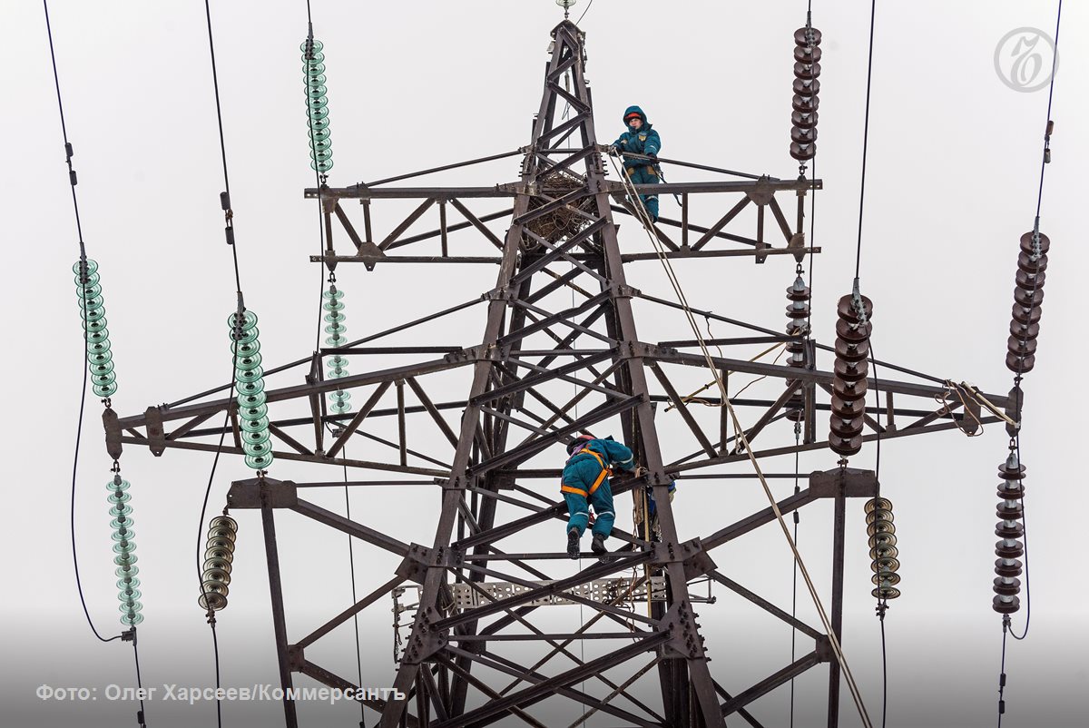 Для выравнивания ситуации с гарантирующими поставщиками электроэнергии Северо Кавказского федерального округа СКФО обсуждается введение отдельной надбавки оптового энергорынка которую будет получать новый единый государственный гарантирующий поставщик Энергосбыт Схожие особенности регулирования приняты в ДНР ЛНР Херсонской и Запорожской областях Кроме того Минэнерго предлагает включить в расчет местных тарифов расходы на формирование резерва по сомнительным долгам и для части регионов могут повысить нормативы потерь в электросетях Подписывайтесь на Ъ Оставляйте бусты