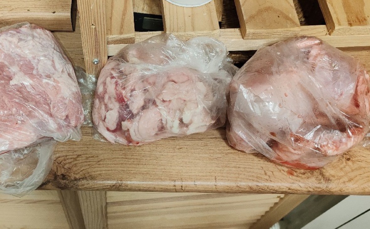 Липецкая область удвоила экспорт мяса птицы и говядины Экспорт животноводческой продукции из Липецкой области за первое полугодие вырос в два раза по сравнению с аналогичным периодом прошлого года. Основной рост пришелся на поставки мяса птицы и говядины в страны Азии и Ближнего Востока, уточнили в управлении Россельхознадзора по Воронежской, Белгородской и Липецкой областям. С января по июль через надзорный орган прошло около 8,2 тыс. т мяса птицы. Для сравнения: за тот же период 2024 года этот показатель составил порядка 4,3 тыс. т. Основными направлениями экспорта стали: Азербайджан и страны Центральной Азии Таджикистан, Туркменистан , Ближний Восток ОАЭ, Саудовская Аравия , Восточная Азия Китай, Вьетнам , а также европейская Сербия.