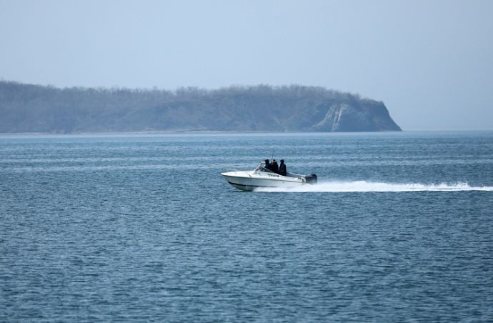 Правила пользования маломерными судами утвердили в Приморье С 1 сентября 2026 года в Приморье вступают в силу новые правила для владельцев маломерных судов   МинГОЧС Приморья утвердило порядок пользования маломерным флотом обязательный для всех юридических и физических лиц Документ регулирует регистрацию техническое состояние и безопасность на воде Что важно знать Регистрация и освидетельствование Регистрации в реестре маломерных судов подлежат плавсредства массой от 200 кг и или с двигателем мощностью от 8 кВт Освидетельствование в ГИМС МЧС не реже 1 раза в 5 лет Право управления Удостоверение обязательно для зарегистрированных судов моторные парусные гидроциклы и др Для незарегистрированных судов достаточно документа удостоверяющего личность Технические требования Наличие ходовых огней звуковой сигнализации кроме маломощных лодок Запрещена эксплуатация при пробоинах утечке топлива неисправностях рулевого управления и двигателя Безопасность плавания В тёмное время суток только с включёнными огнями Скорость в базах стоянок и рядом с водолазными судами не более 5 узлов Выход на воду разрешён только после официального открытия навигации Новые правила помогут упорядочить движение маломерного флота и повысить безопасность отдыхающих на воде Подробности на сайте МинГОЧС Приморья Приморье МаломерныеСуда БезопасностьНаВоде ГИМС Навигация2026