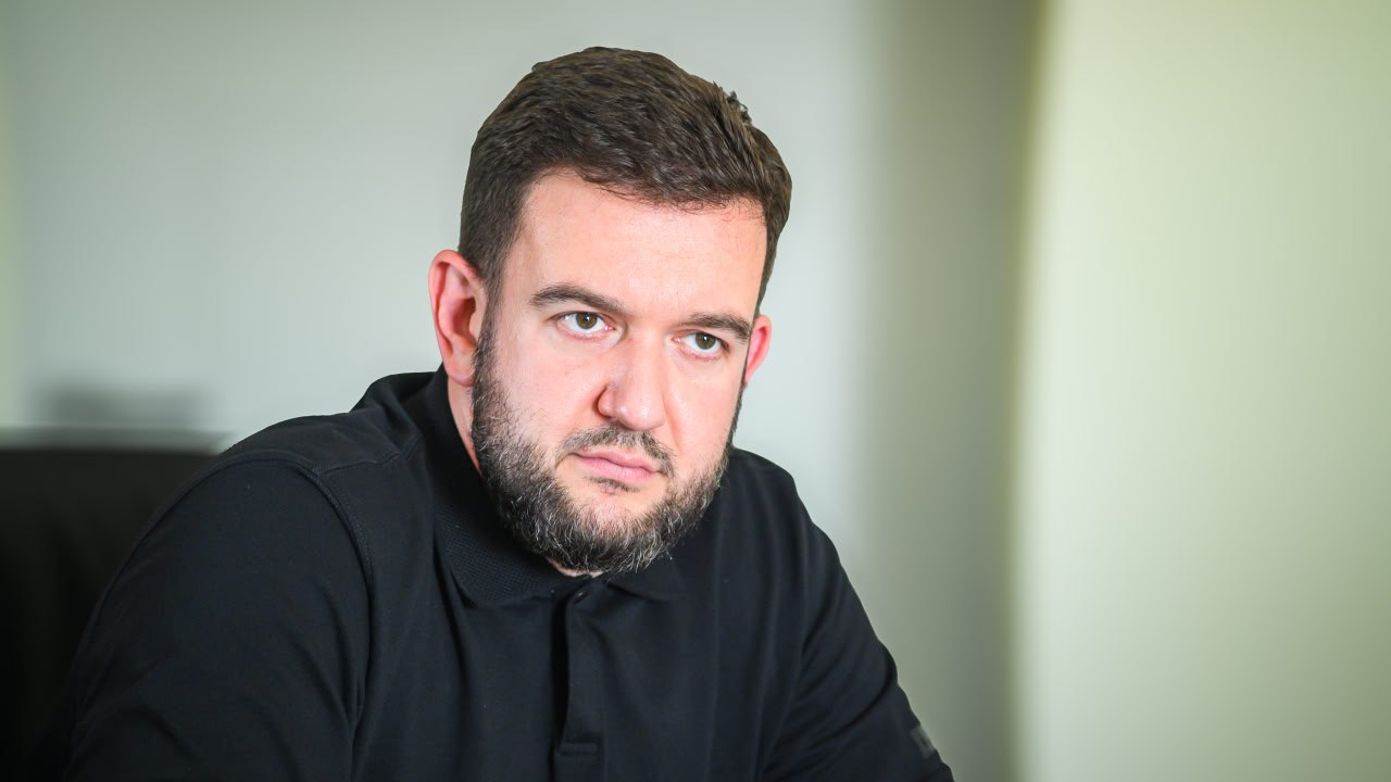 С представителями компании «Санвэйс» обсудили вопросы внедрения энергосберегающих технологий в системы энергоснабжения Херсонской области  Договорились о проработке следующих инициатив:    установка мощных аккумуляторов для критически важных объектов;   перевод уличного освещения на солнечные панели;   организация сборки солнечных панелей на территории Херсонской области — с рабочими местами и высокими технологиями.