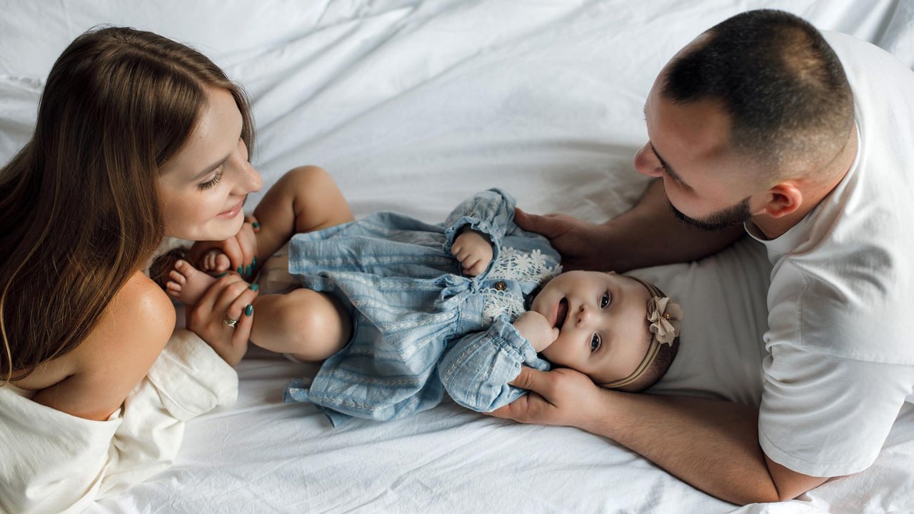 Браки дети и мода на имена В главном управлении юстиции Гродненского облисполкома рассказали когда жители региона создают семьи и как называют детей  Средний возраст женихов в Гродненской области составляет 32 года а невест 30 лет После свадьбы самым радостным событием для семьи становится рождение детей За десять месяцев 2025 года в области родилось 4999 малышей 2566 мальчиков и 2433 девочки  Каждый год на Гродненщине рождается своя мода на имена и 2025 й не стал исключением Среди девочек уверенно лидирует София так назвали 130 малышек В числе редких Юна Олимпия Божена Любава  Среди мальчиков пальма первенства у имени Михаил его выбрали для 159 новорождённых А среди редких имён можно встретить Антония Прохора Родиона и Томаша  Поддержать канал бустами Inst TikTok ВК OK FB