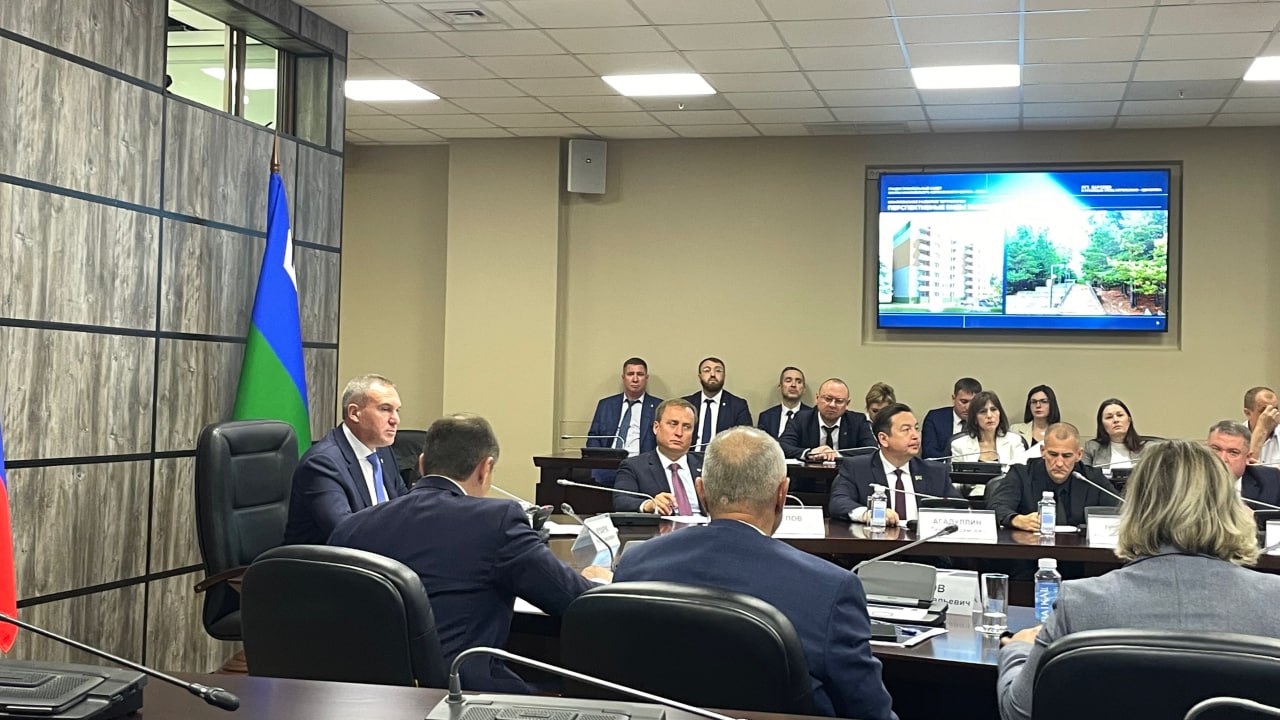 ‼ ‼ ‼ "Оставлять зеленые зоны, хранить то, что дала природа": Руслан Кухарук дал поручение югорским мэрам по реализации КРТ В завершение заседания градостроительного совета, что сегодня состоялся в Сургуте, губернатор Югры предупредил глав городов и районов — при комплексном развитии территорий нельзя жертвовать зелеными зонами. Также Руслан Кухарук призвал разумно подходить к выбору земельных участков и не объявлять торги для застройщиков до одобрения проекта КРТ градсоветом. Так сделали в Нягани с одним из двух представленных проектов, за что его сняли с повестки, а местные власти получили свою долю критики. Губернатор Югры пообещал в случае повторения няганьской ситуации в других муниципалитетах забирать полномочия по КРТ в округ. Подписаться Прислать новость