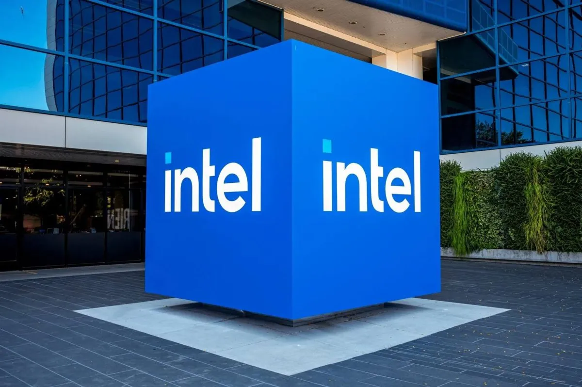 Акции Intel выросли на 28 после публикации квартального отчёта спрос на чипы компании увеличился благодаря росту популярности ИИ агентов Выручка превзошла прогнозы аналитиков на 11 и составила 13 6 млрд vc ru invest 2884390