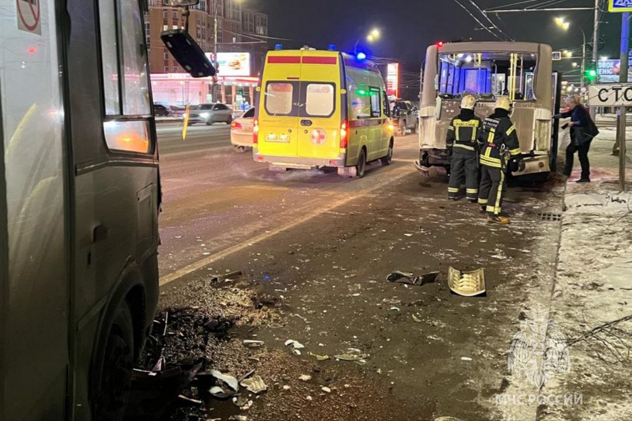 На улице Лежневской напротив ТЦ Тополь столкнулись два пассажирских автобуса  Пострадали 8 человек, из них пятеро несовершеннолетних. Сейчас их осматривают врачи скорой помощи.     МЧС   Подписаться   Прислать новость