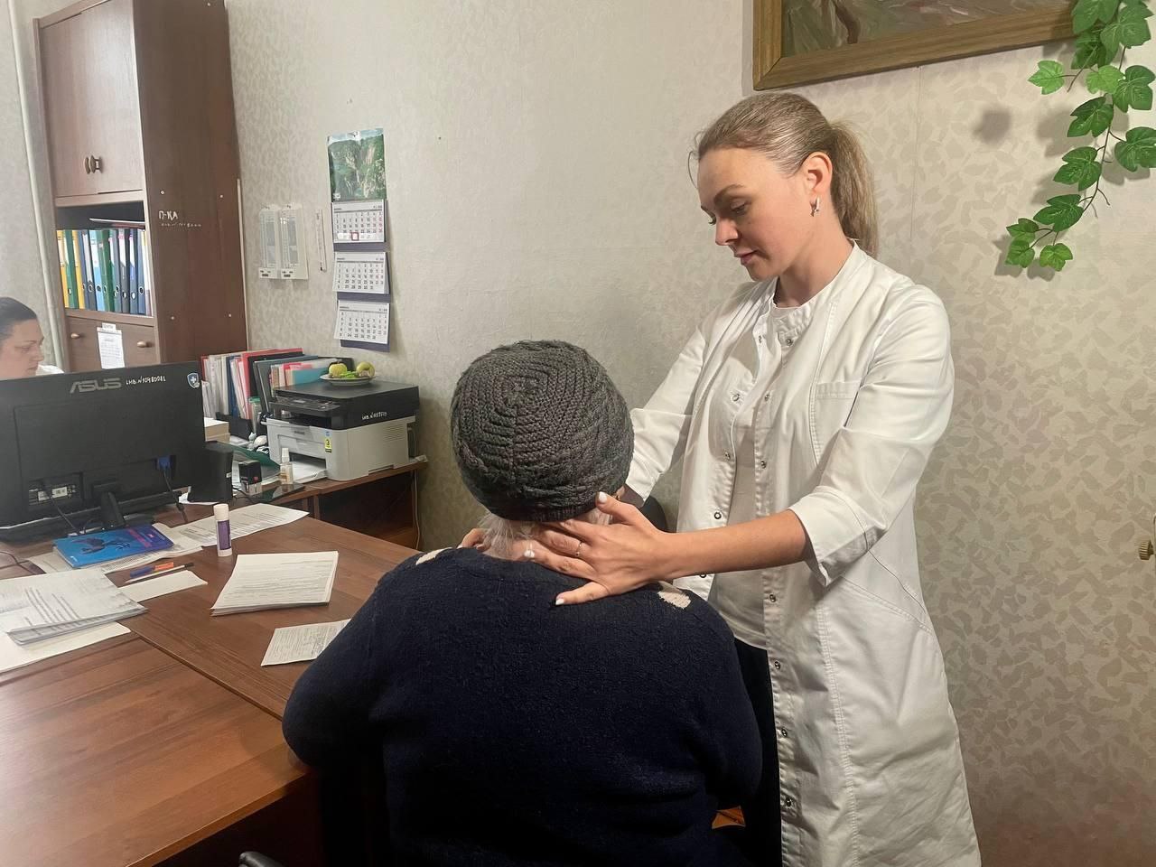 Вниманию жителей Херсонской области Министерство здравоохранения Херсонской области информирует 10 11 ноября в Генической центральной районной больнице состоится приём специалистов Национального медицинского исследовательского центра эндокринологии Для консультации пациентов прибудет команда из 6 высококвалифицированных специалистов офтальмолог специалист по диабетической ретинопатии детские эндокринологи специалист по диабетической стопе консультирует пациентов с СД врач диабетолог Время приёма 10 ноября с 14 00 до 19 00 11 ноября с 9 00 до 18 00 Обеденный перерыв с 13 00 до 14 00 Телефоны для записи для детского населения 7 990 285 04 18 для взрослого населения 7 990 123 22 79 Не упустите возможность получить бесплатную консультацию специалистов федерального уровня