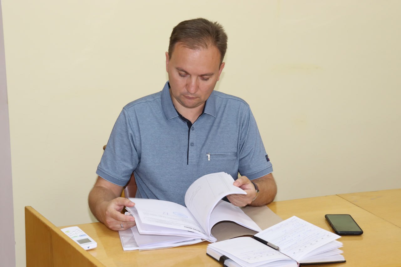 В Стаханове одобрен новый социальный контракт на развитие бизнеса Сегодня в Администрации под председательством заместителя главы городского округа Максима Ладутько состоялось заседание межведомственной комиссии по утверждению программы социальной адаптации в рамках предоставления государственной социальной помощи на основании социального контракта. Комиссией был рассмотрен бизнес-план стахановчанки Елены, решившей развивать своё дело в сфере торговли. После детального изучения документации и программы действий, представленная инициатива была одобрена единогласно. Это уже седьмой социальный контракт, одобренный в Стаханове с начала 2025 года. После заключения социального контракта Елена получит государственную поддержку в размере до 350 тысяч рублей на развитие предпринимательской деятельности. Напомним, социальный контракт — это договор между гражданином и органом социальной защиты, направленный на преодоление трудной жизненной ситуации и достижение устойчивого дохода. Один из самых востребованных видов соцконтракта — поддержка начинающих предпринимателей. В рамках программы государство предоставляет безвозмездные средства на открытие или развитие собственного дела. Получить консультацию и подать заявление на заключение социального контракта можно в филиале № 6 ГКУ ЛНР «Республиканский центр социальной защиты населения» по адресу: г. Стаханов, ул. Кирова, 31, каб. 6, тел. 4-10-91 ________________ Все новости ВКонтакте и в Одноклассниках #Стаханов #новости_Стаханова