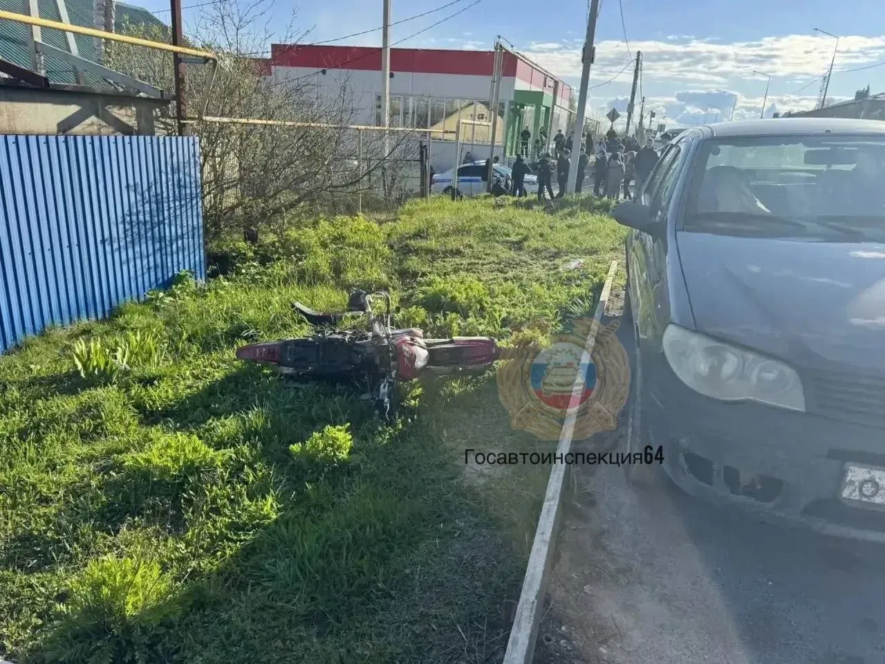 В Саратовской области произошло ДТП с участием подростка на мотоцикле Вчера 2 мая в 17 10 под Саратовом столкнулись автомобиль ВАЗ 21093 и мотоцикл Мотоленд за рулем которого был 15 летний подросток В результате аварии мальчик получил травмы Его доставили в медицинское учреждение  Сотрудники Госавтоинспекции напоминают управлять мототранспортом можно только с 16 лет и при наличии водительского удостоверения соблюдая все правила дорожного движения  Кроме того действия родителей которые предоставляют несовершеннолетним мопеды или мотоциклы могут быть квалифицированы как вовлечение в совершение действий представляющих угрозу жизни Максимальное наказание по данной статье предусматривает лишение свободы на срок до одного года Фото Госавтоинспекция по Саратовской области Мы в MAX Мы в TG Прислать новость