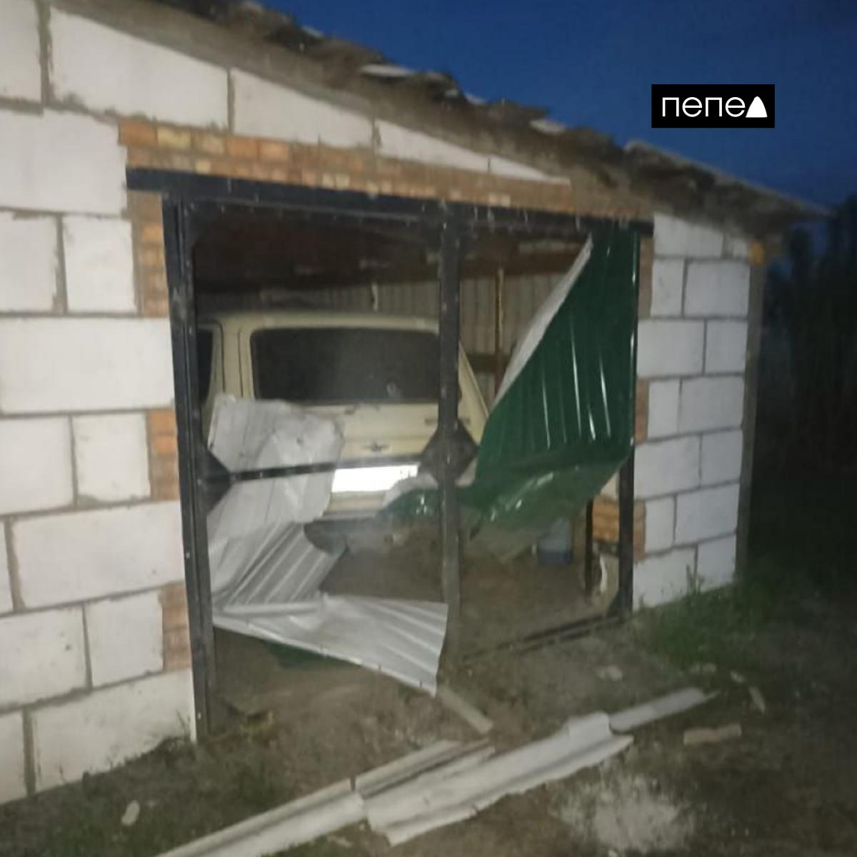 Последствия атаки дрона на гараж в селе Двулучное Валуйского округа. Подписаться на «Пепел»