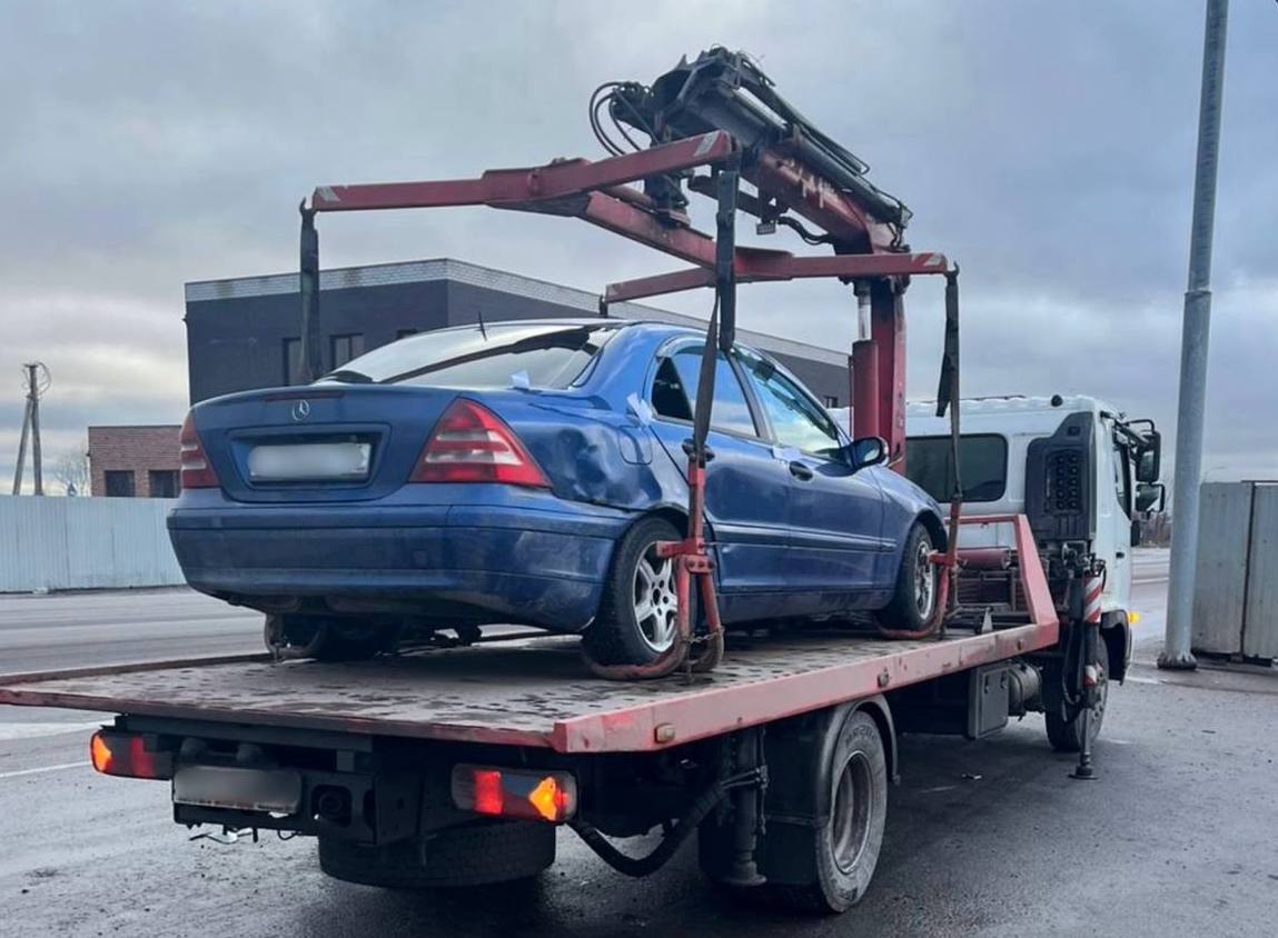 ‍ Нарушившего ПДД 137 раз водителя Mercedes-Benz задержали на воронежской трассе  Местонахождение автомобилиста установили благодаря специальному программному комплексу «Паутина». Оказалось, что 40-летний мужчина имеет задолженность в 236 тысяч.