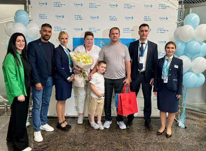 Трёхмиллионного пассажира встретили в аэропорту Сочи с начала 2025 года Юбилейным гостем стал Юрий Пирог, прилетевший из Москвы вместе с супругой и внуком. Семью встретили торжественно представители администрации города, руководство аэропорта и отеля, где остановились туристы. Путешественников поздравили, вручили сувениры, подарки и сертификат на обслуживание в зале повышенного комфорта. Гости курорта рассказали, что планируют провести время на море и побывать в горах. По данным администрации курорта, сейчас в Сочи отдыхают более 160 тысяч гостей. В этом году турпоток демонстрирует устойчивый рост благодаря качественному сервису, разнообразию жилья и развлечений. Аэропорт Сочи также показывает впечатляющие результаты: за пять месяцев здесь обслужили свыше 4 миллионов пассажиров. Летом воздушная гавань принимает рейсы от 35 авиакомпаний по 59 направлениям по России и 24 — за рубеж. Фото: пресс-служба аэропорта Сочи Отправить новость Подписаться