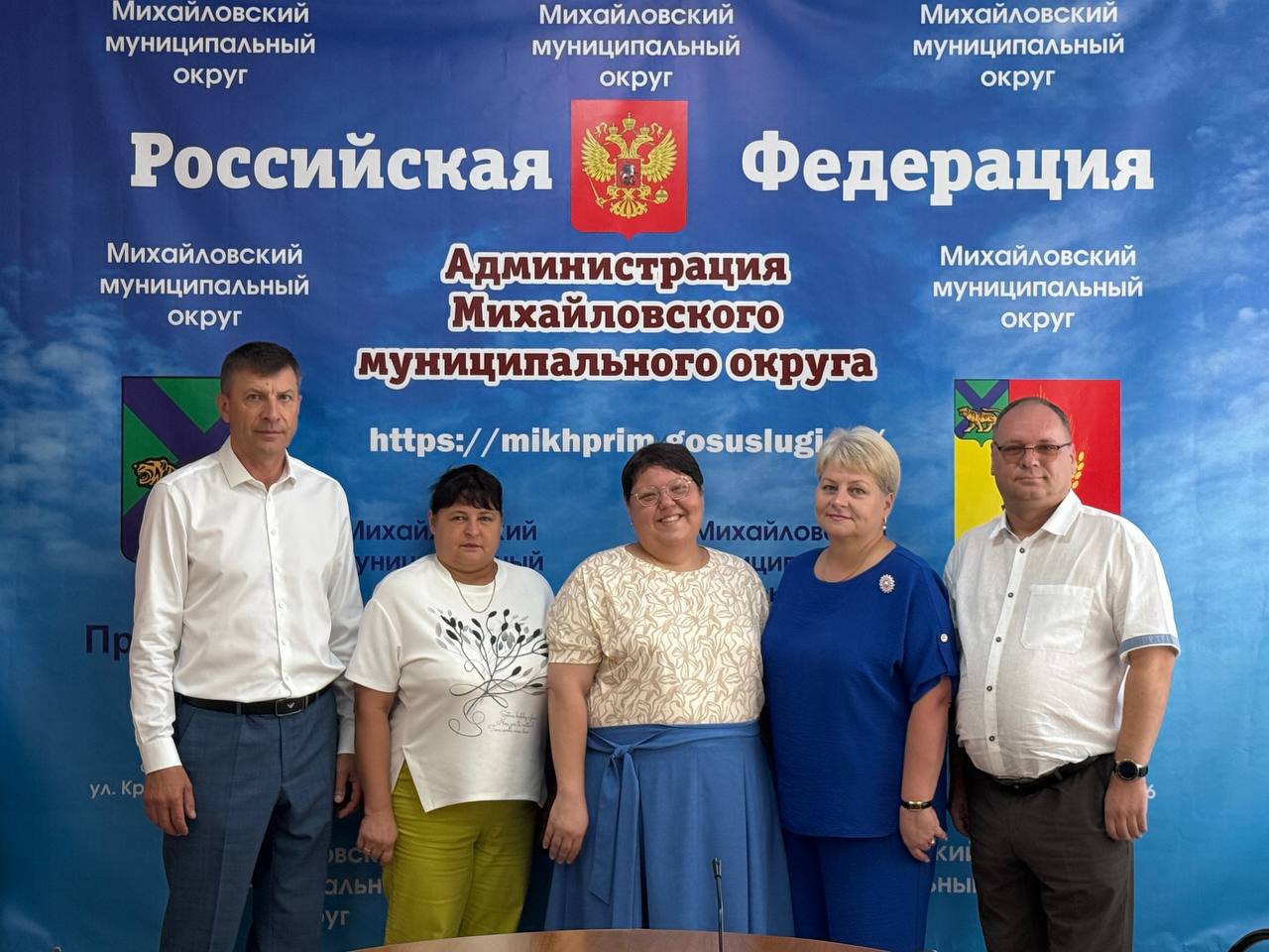 Подписали важный трёхсторонний договор с талантливым педагогом Викторией Владимировной Снегирёвой, которая выиграла грант «Земский учитель». ⁣⁣  ⁣⁣  Соглашение направлено на привлечение квалифицированных кадров в сельские школы. Виктория Владимировна будет преподавать русский язык и литературу в школе им.А.И. Крушанова  с.Михайловка  и получит единовременную выплату, как специалист, переехавший работать в сельскую местность. ⁣⁣  ⁣⁣  Наши обязательства:⁣⁣  Школа обеспечивает соблюдение трудовых условий. ⁣⁣  Администрация округа контролирует выполнение договора и поддерживает педагогов. ⁣⁣  Учитель обязуется отработать не менее 5 лет, что обеспечит стабильность и качество образования для наших детей. ⁣⁣  ⁣⁣  Этот договор – часть нашей системной работы по укреплению кадрового потенциала и созданию комфортных условий для учителей в сельских территориях. ⁣⁣  ⁣⁣  Особые слова благодарности – Виктории Владимировне за решение работать в нашей школе. Уверен, её профессионализм и преданность делу помогут нашим детям раскрыть свои таланты. А коллективу школы им. А.И. Крушанова желаю плодотворной работы с новой коллегой! ⁣⁣  ⁣⁣  Программа «Земский учитель» - это возможность для муниципалитетов привлекать ценные кадры. И мы будем продолжать эту работу! ⁣⁣  ⁣⁣  #МихайловскийОкруг #Образование #ПриморскийКрай #НашиПедагоги