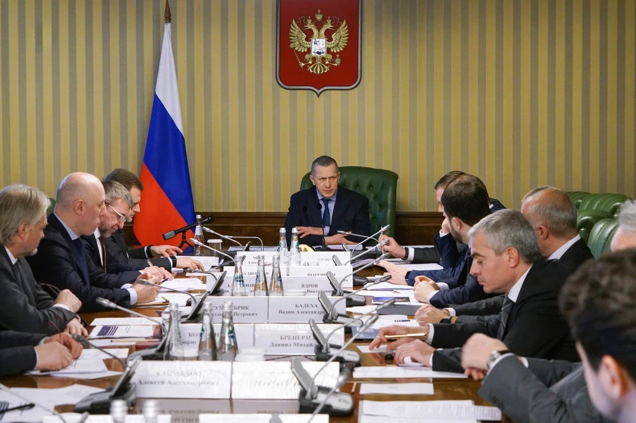 Юрий Трутнев Дальний Восток получит самолеты Ил 114 300 Заместитель Председателя Правительства РФ полномочный представитель Президента РФ в ДФО Юрий Трутнев провел совещание по вопросу о перспективах производства эксплуатации Ил 114 300 на маршрутах Дальнего Востока и Арктики Мы сегодня назвали тему совещания перспективы производства и эксплуатации Ил 114 300 на маршрутах Дальнего Востока и Арктики Тема выглядит несколько шире В ряде территорий в целом ощущается нехватка воздушных судов Суда выбывают из эксплуатации и это сказывается на доступности Дальнего Востока для людей и комфорте пассажиров открыл совещание Юрий Трутнев Участники совещания обсудили развитие региональных перевозок на Дальнем Востоке и в Арктике а также возможность приобретения воздушных судов для последующей передачи единой дальневосточной авиакомпании Аврора для региональных перевозок Самолет Ил 114 300 предназначен для региональных авиаперевозок полезной коммерческой нагрузкой до 6 8 тонн и пасажировместимостью 50 68 человек   На текущий момент выполнено 336 сертификационных полетов Основная летная программа завершена Полностью изготовлен и установлен интерьер пассажирской кабины проведены огневые и прочностные испытания На первый квартал текущего года запланированы испытания на заснеженных взлетно посадочных полосах испытания при низких температурах и в условиях естественного обледенения Нам нужно на Дальнем Востоке порядка 20 бортов Ил 114 300 для замещения устаревших Ан 24 26 это поможет сохранить пассажиропоток а при необходимости его и увеличить Что касается готовности то коллеги из Минпромторга АО Ил доложили о том что все основные испытания проведены самолет фактически готов поставки партий самолетов эксплуатантам на Дальний Восток намечены на 2028 год с учетом технических циклов изготовления Нас конечно интересуют сроки как можно раньше Самолеты на Дальнем Востоке очень нужны То что появился Ил 114 300 что он прошел испытания и готовится к выходу на линии межрегиональных авиаперевозок это очень важно подвел итоги Юрий Трутнев   Подписывайтесь TG VK MAX