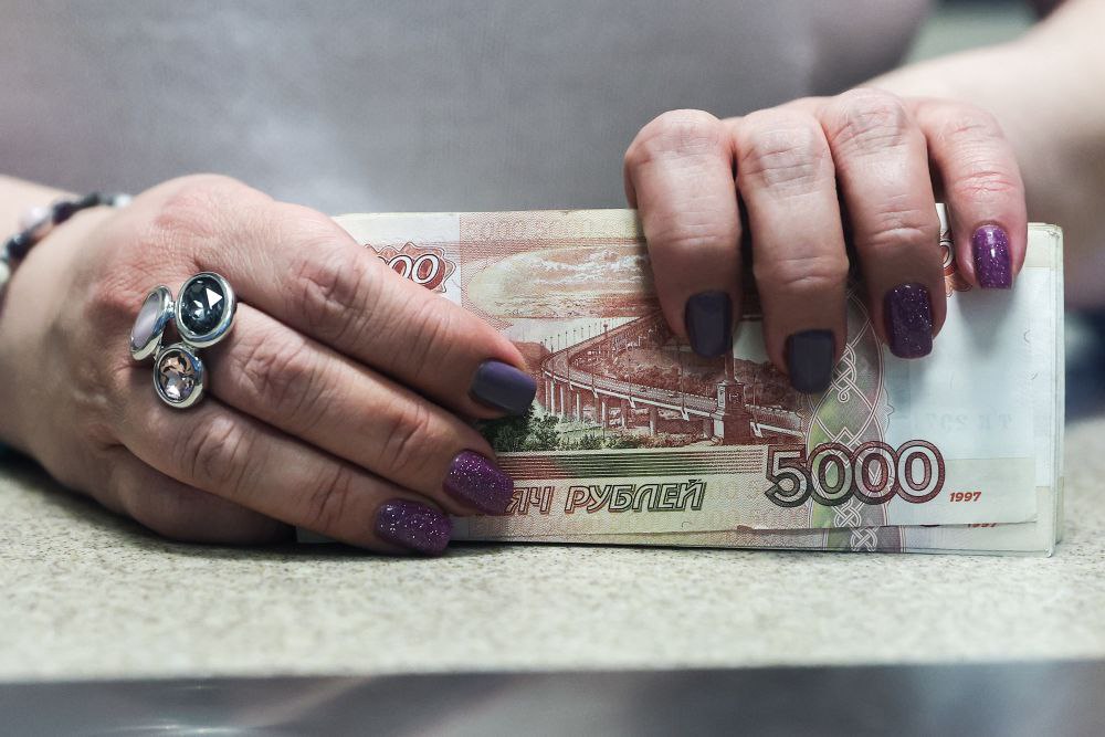 Работодатели должны будут досрочно перечислить сотрудникам зарплату за декабрь если привычная дата выплаты придется на новогодние праздники Об этом ТАСС рассказал глава комитета Госдумы по труду соцполитике и делам ветеранов Ярослав Нилов Если день выплаты зарплаты совпадает с выходным с праздничным днем то выплата производится заранее заявил он Январь традиционно специфический месяц из за продолжительных нерабочих праздничных дней Поэтому пояснил депутат если зарплата должна быть выплачена в праздничный период то тогда работодатель должен все это сделать досрочно то есть до окончания декабря 2025 года В том случае если в организации день выплаты не совпадает с новогодними праздниками то работодатель без нарушений может выплатить зарплату уже после праздничных дней Нилов добавил при этом что некоторые работодатели все же предпочитают провести все выплаты в уходящем году Фото ТАСС Подписаться на Российскую газету Читать нас в MAX